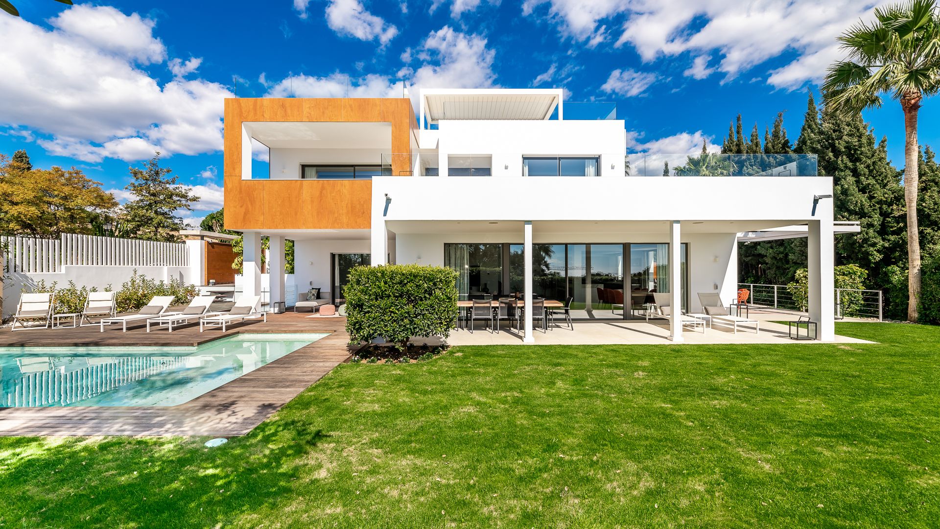 Luxury Villa with Sea views and independent apt. | Engel & Völkers Marbella