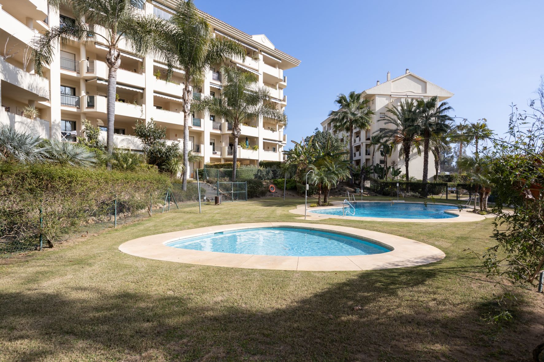 Wunderschönes Duplex Penthouse in vorderster Golf Linie | Engel & Völkers Marbella