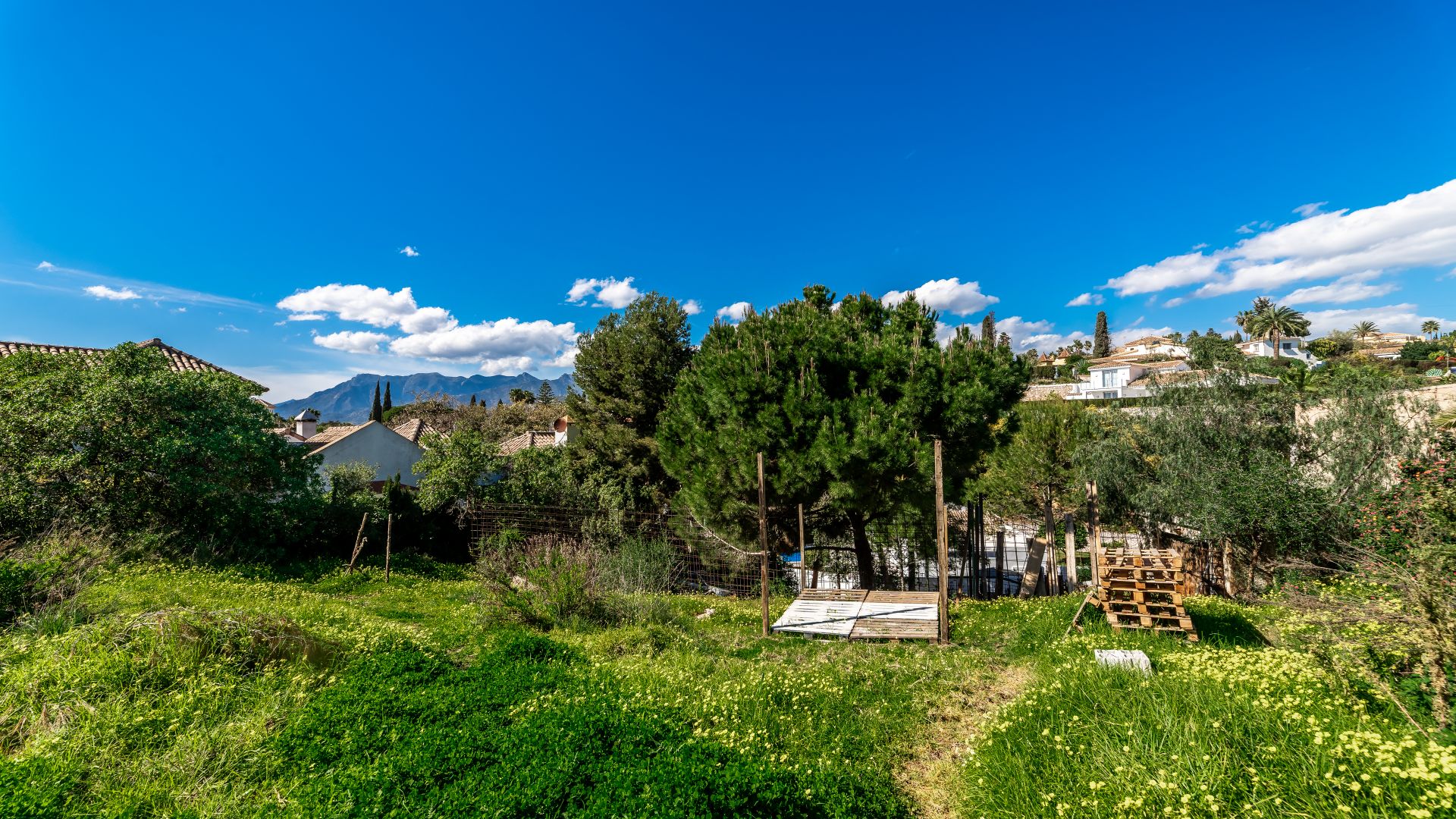 Grundstück zum Bau einer Villa in der Urbanisation El Rosario, Marbella Ost | Engel & Völkers Marbella