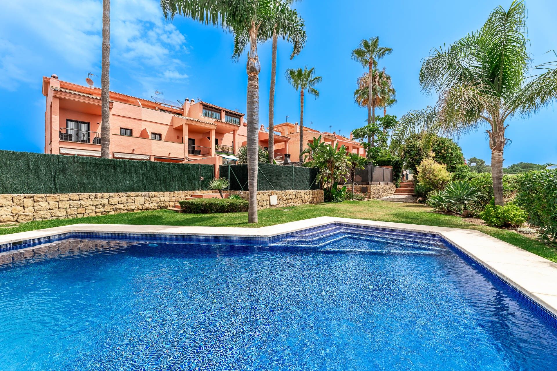 Large Townhouse close to all amenities | Engel & Völkers Marbella