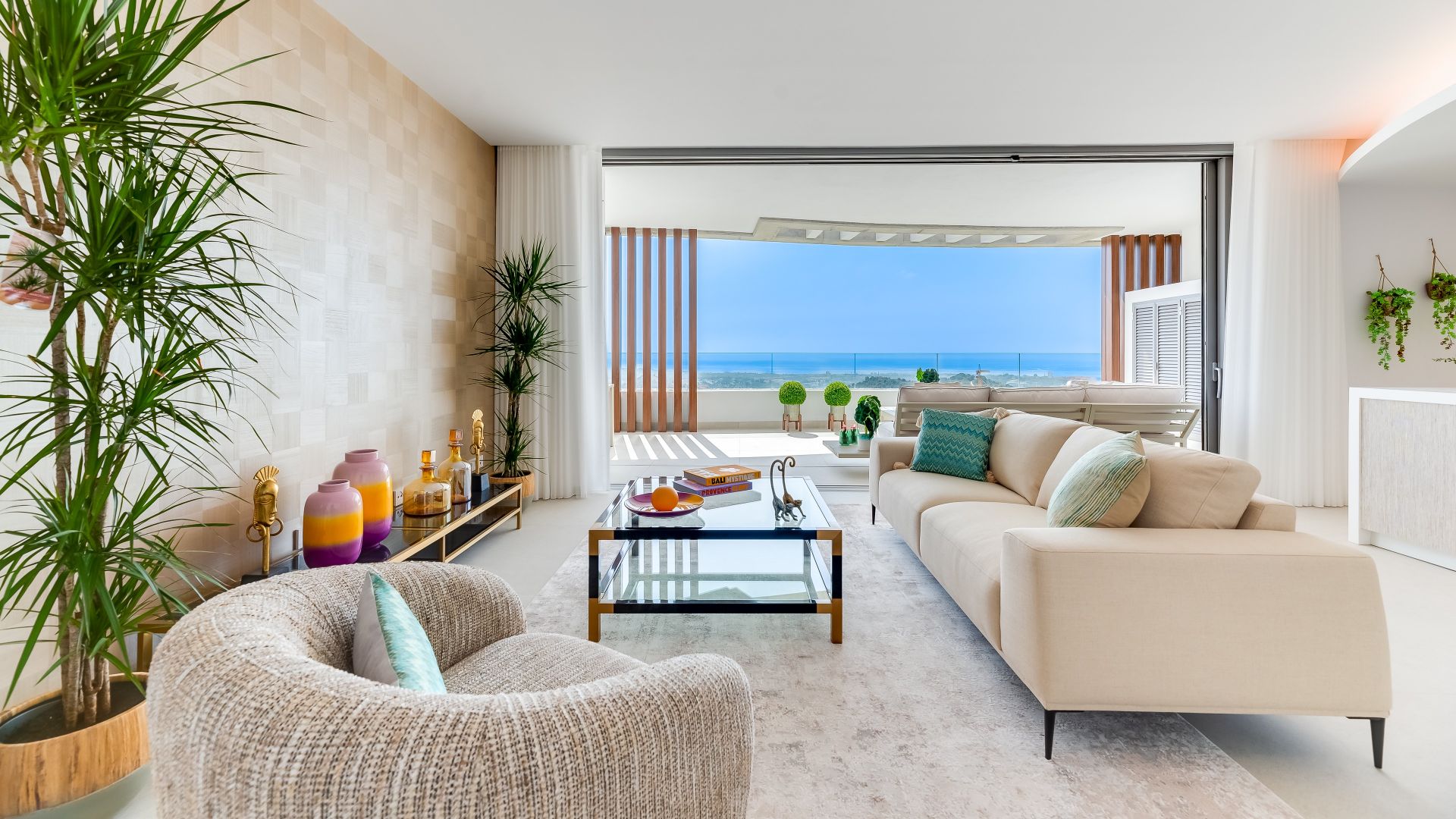 Elegant modern top floor apartment with mesmerizing sea and open views | Engel & Völkers Marbella