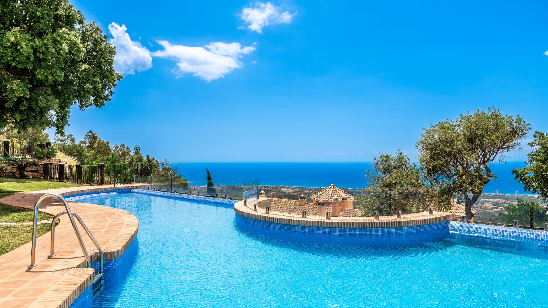 Luxurious hilltop townhouse with stunning sea views in La Mairena | Engel & Völkers Marbella