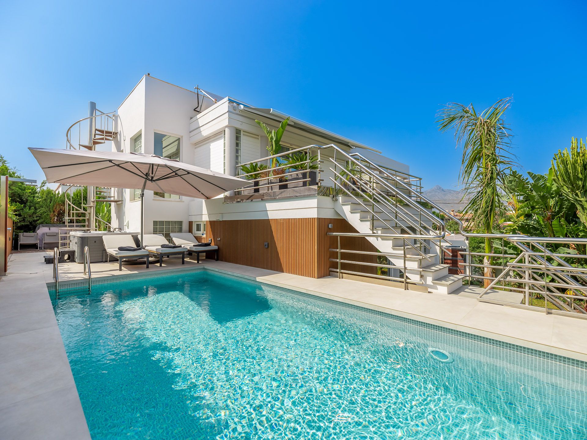 Beachside conemporary style villa from 11.250€ per week | Engel & Völkers Marbella