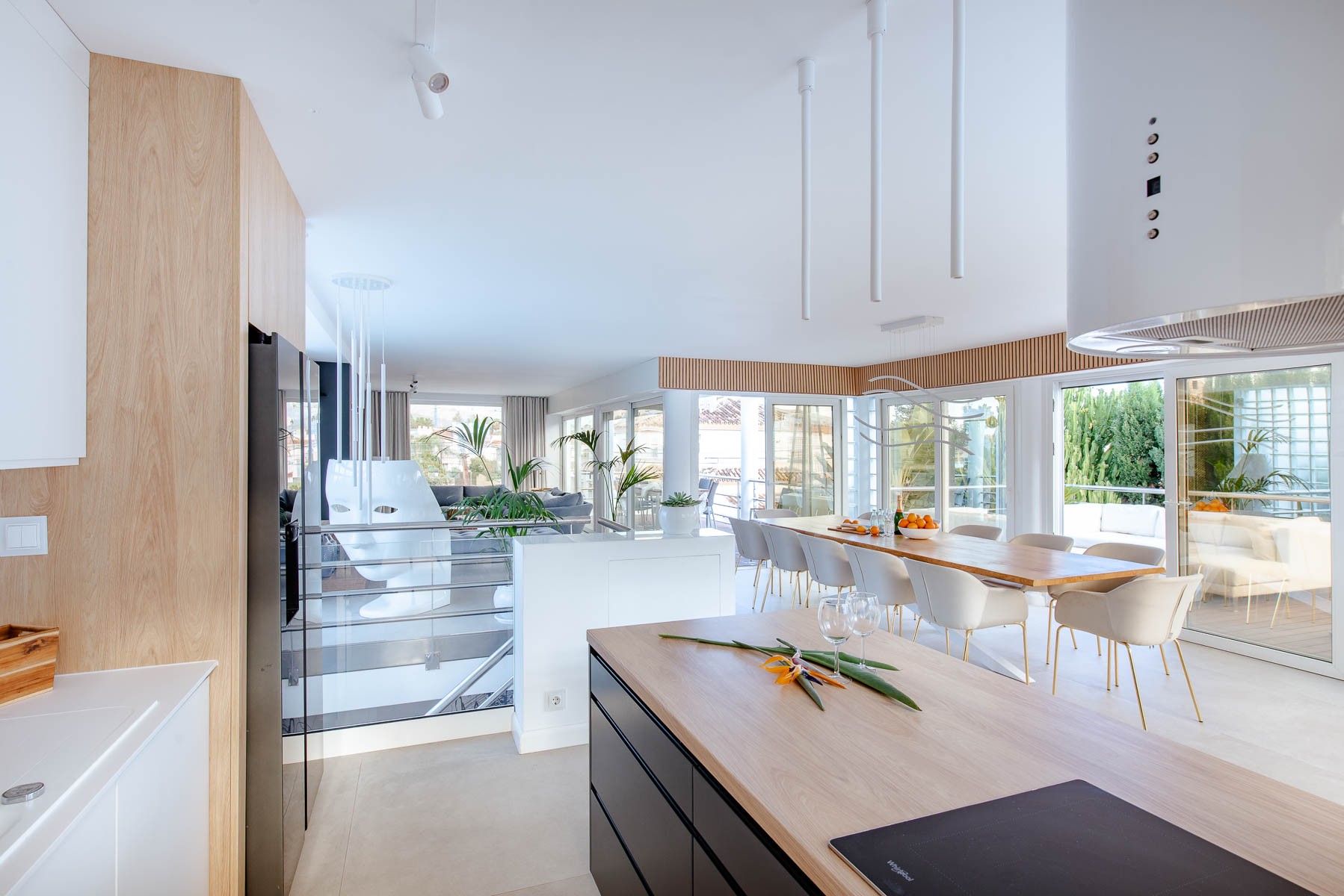 Beachside conemporary style villa from 12.900€ per week | Engel & Völkers Marbella