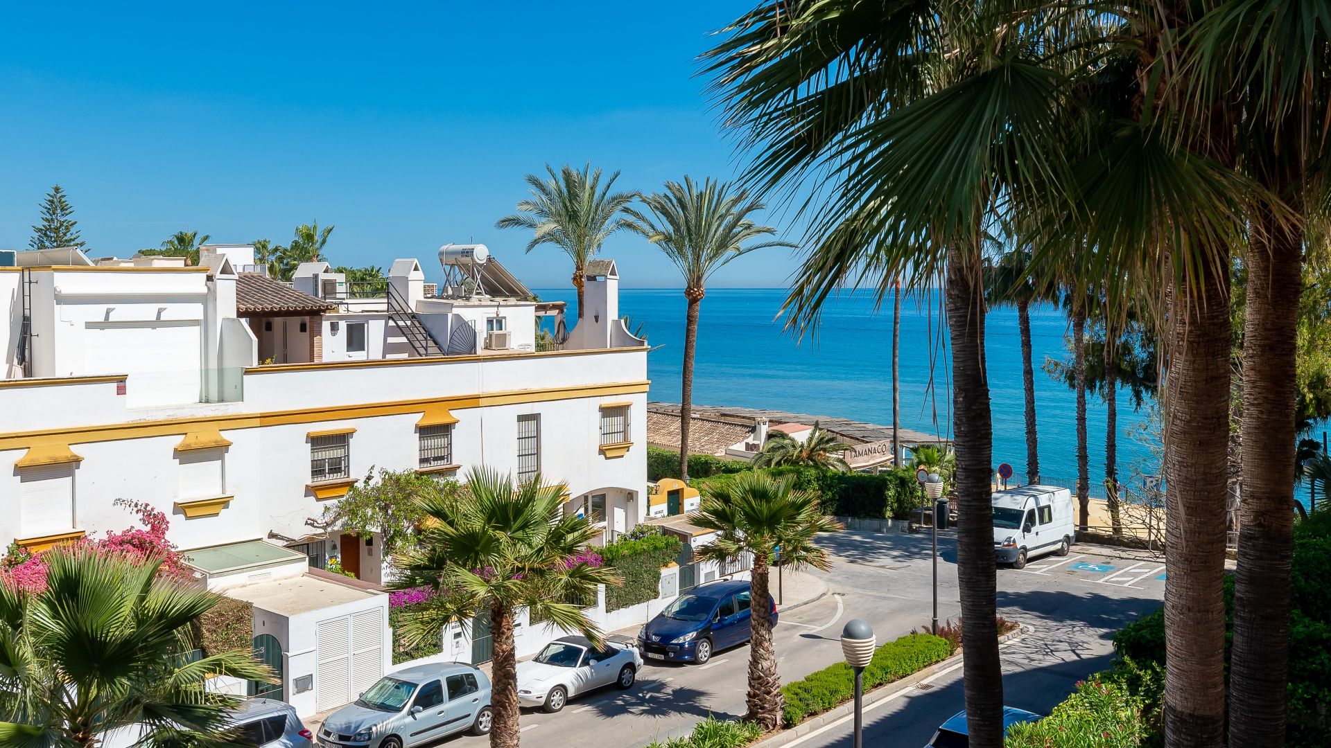 Beautiful 3-bedroom apartment at the beachfront | Engel & Völkers Marbella