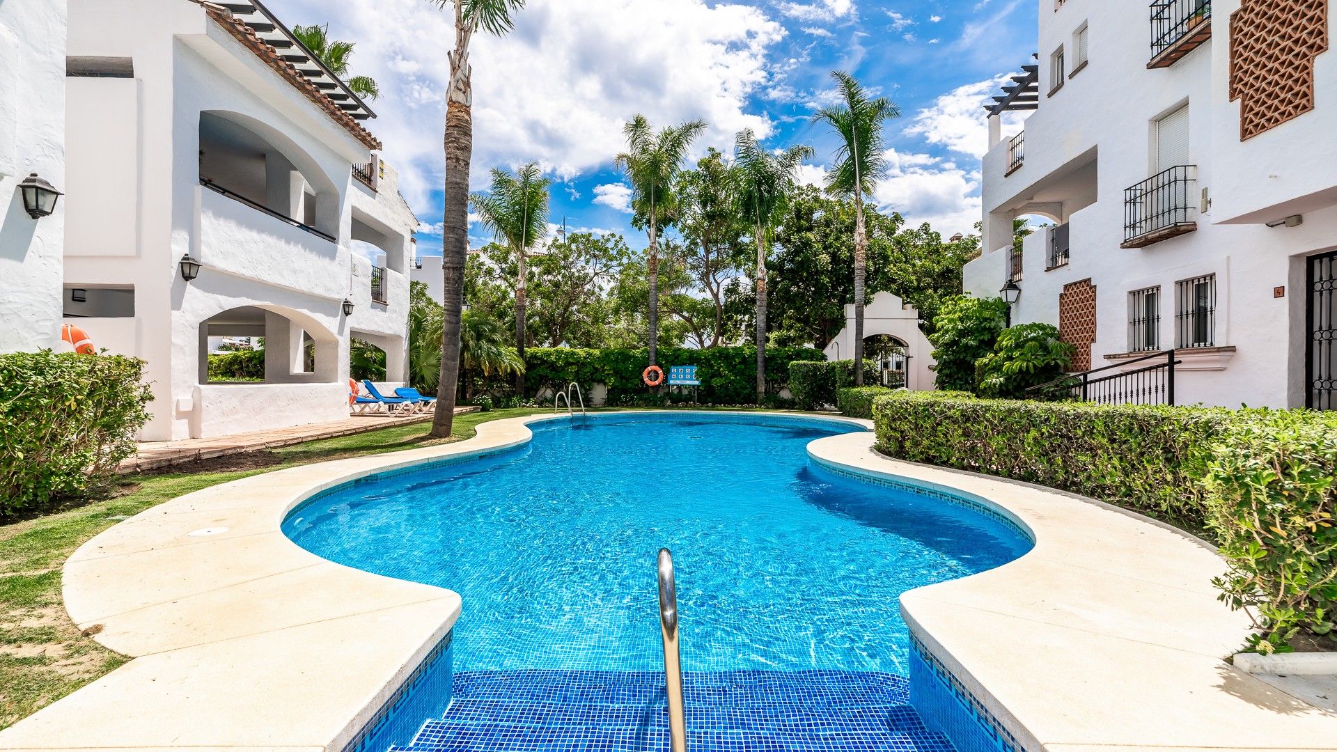 Luxurious garden apartment, only steps away from the beach | Engel & Völkers Marbella