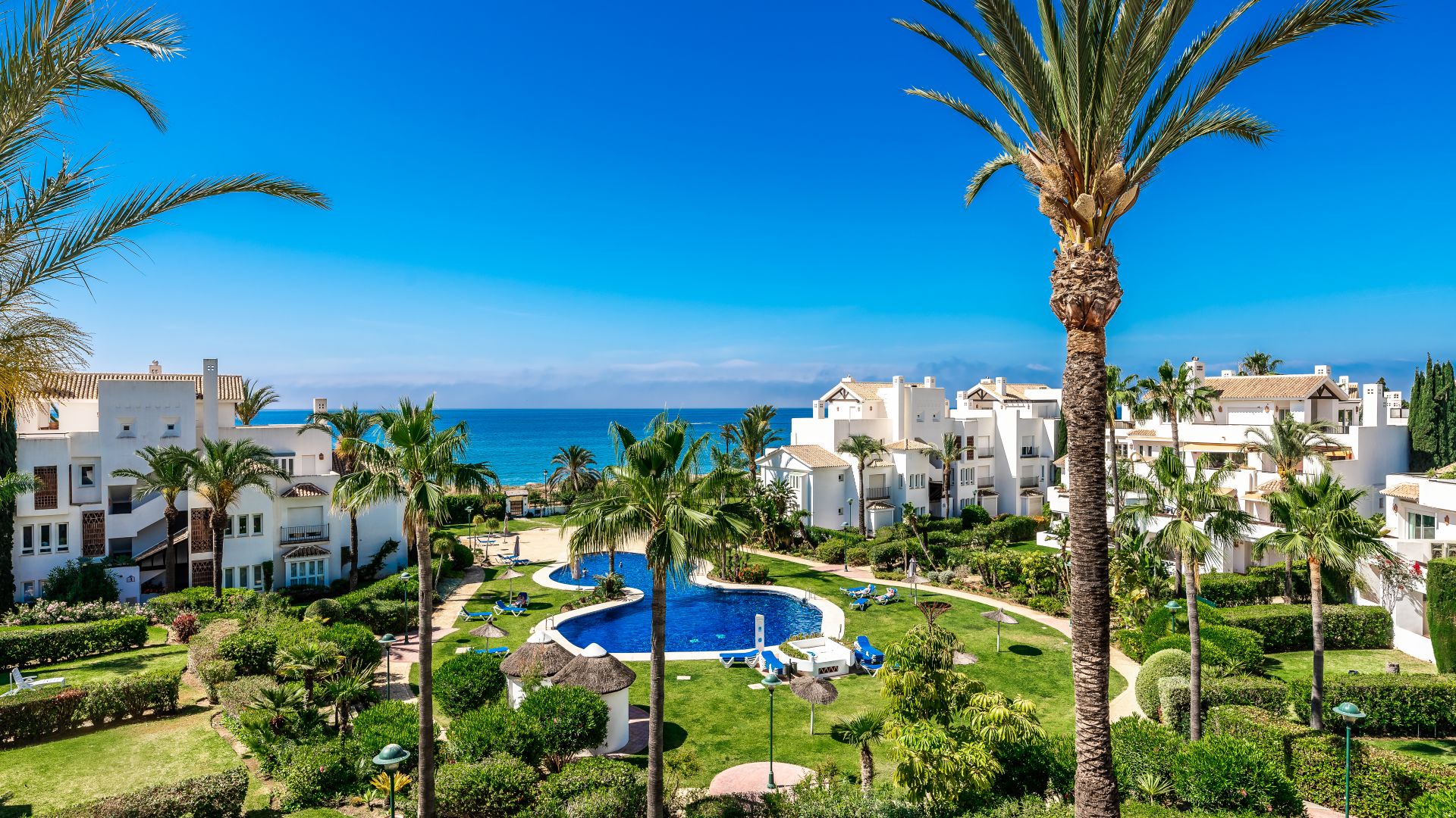 Modernes Penthouse in erster Strandlinie in Los Monteros | Engel & Völkers Marbella