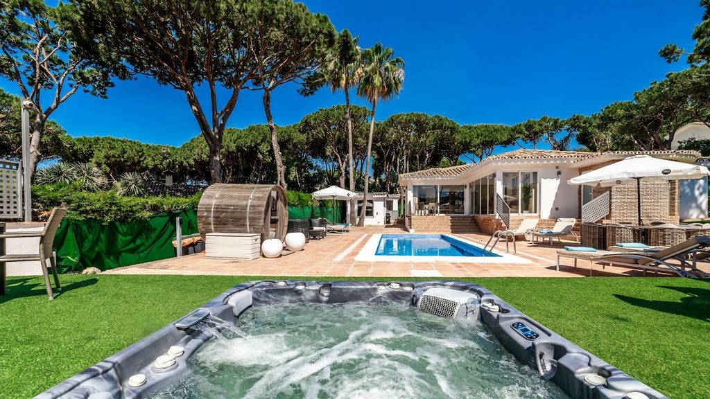 4 bedroom detached house with private garden and pool | Engel & Völkers Marbella