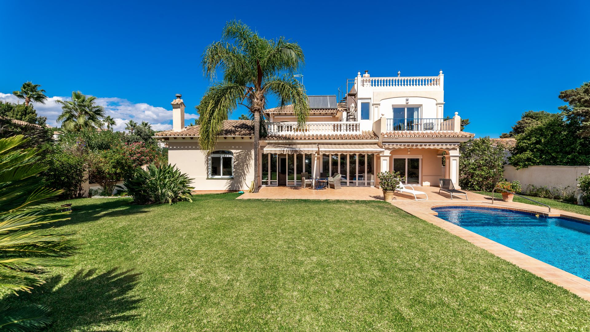 Villa within walking distance to the beach | Engel & Völkers Marbella