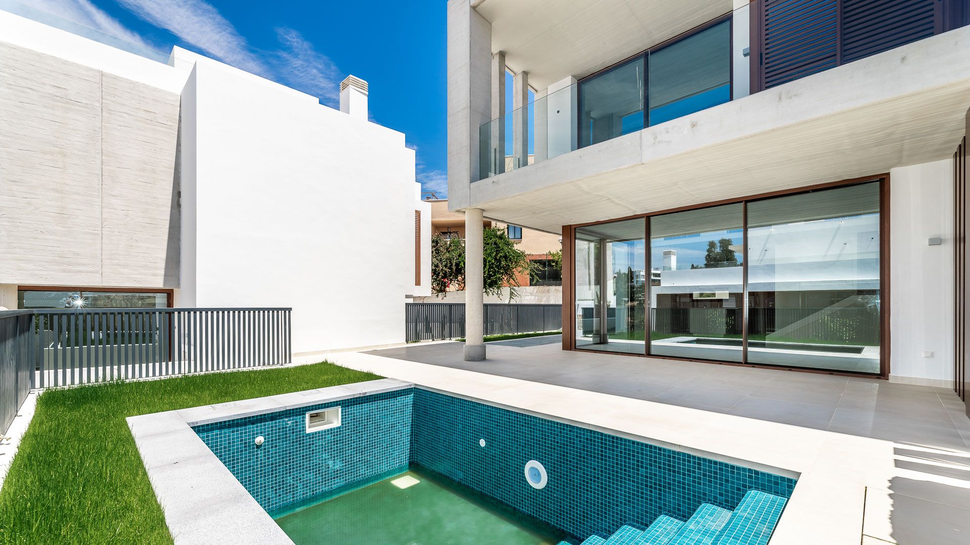 New Built Villa Walking distance to the Beach | Engel & Völkers Marbella