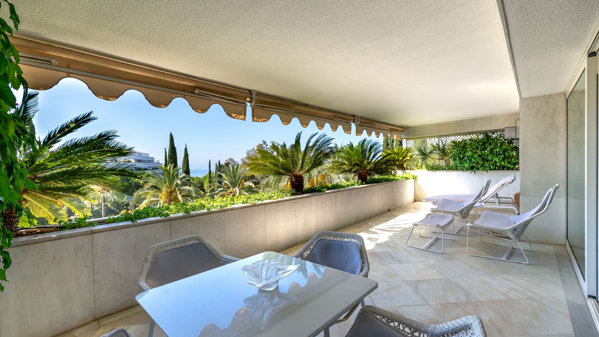 Luxury second line beach apartment | Engel & Völkers Marbella