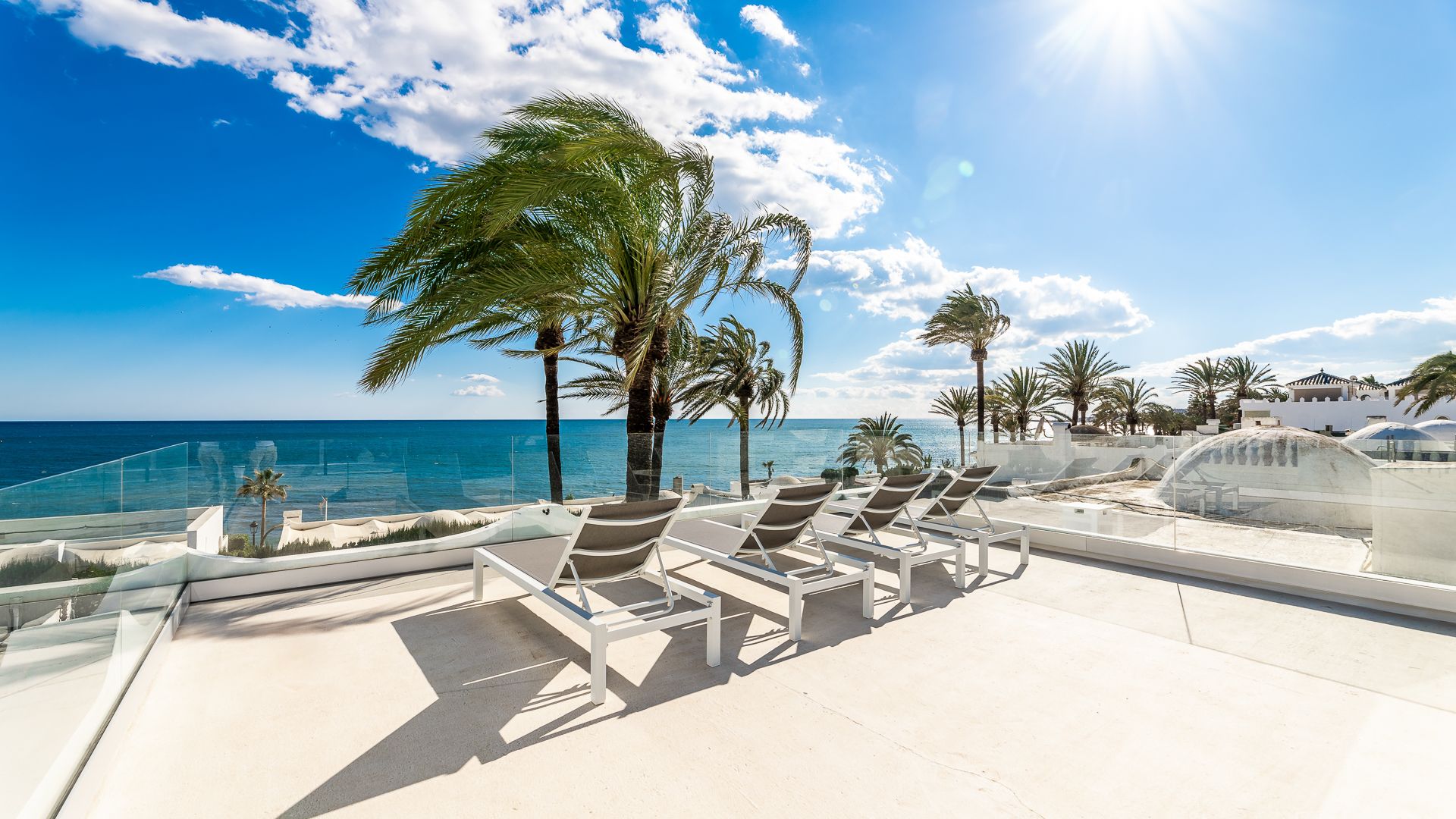 Villa with sea views in first line beach complex Oasis Club | Engel & Völkers Marbella