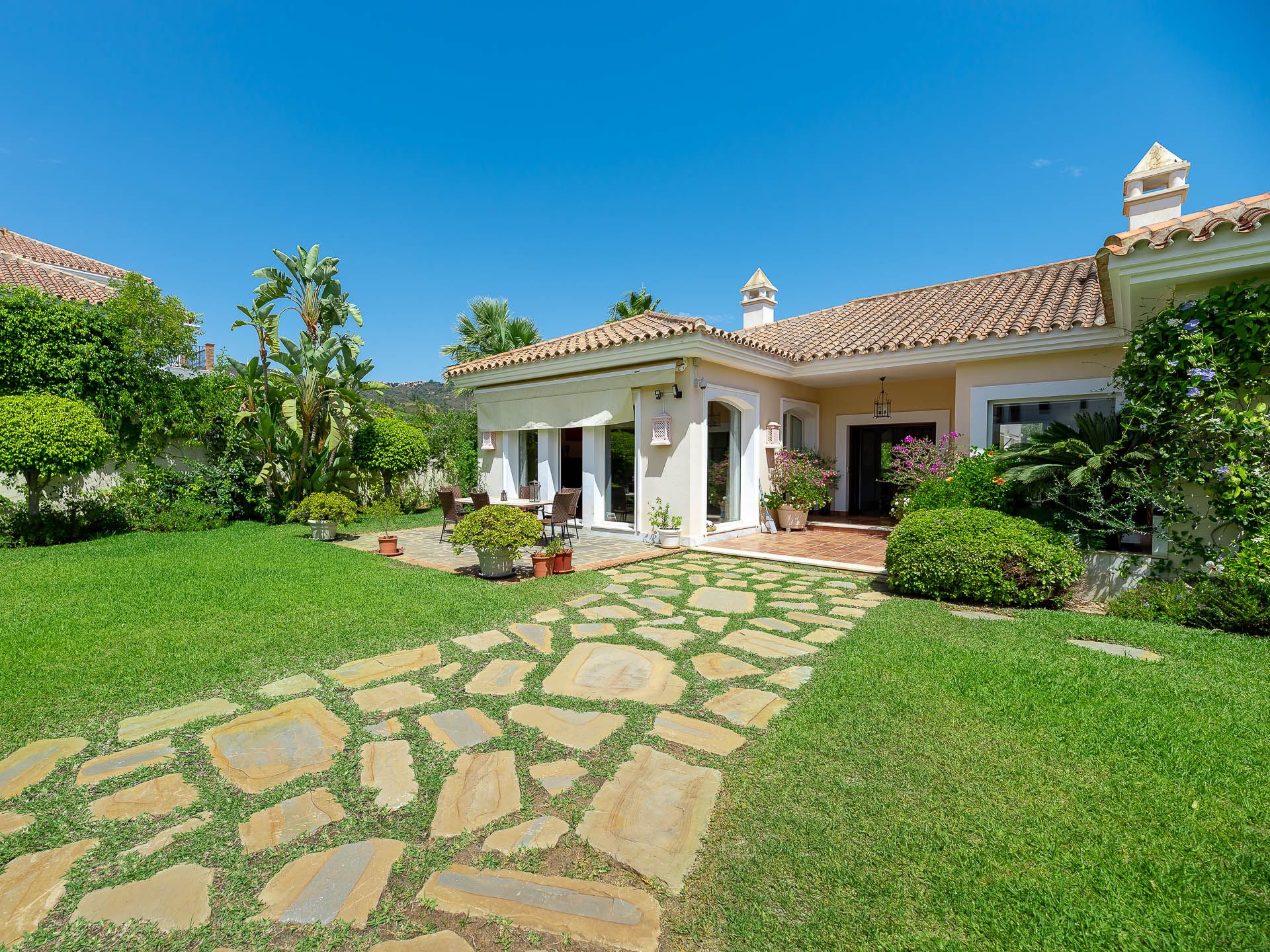 Charming Mediterranean style villa with sea views | Engel & Völkers Marbella