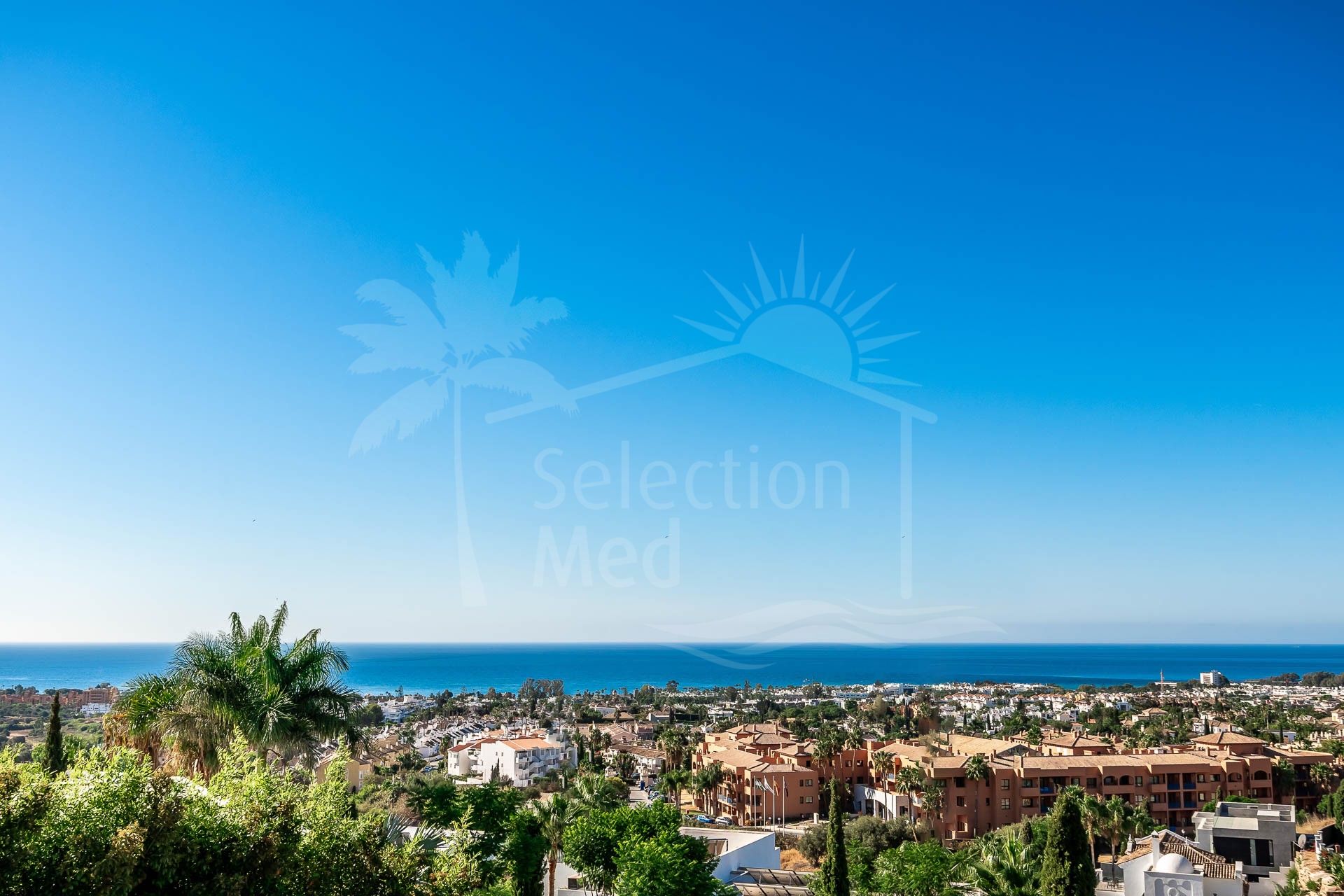 Villa moderna con vistas al mar y ubicación privilegiada en el campo