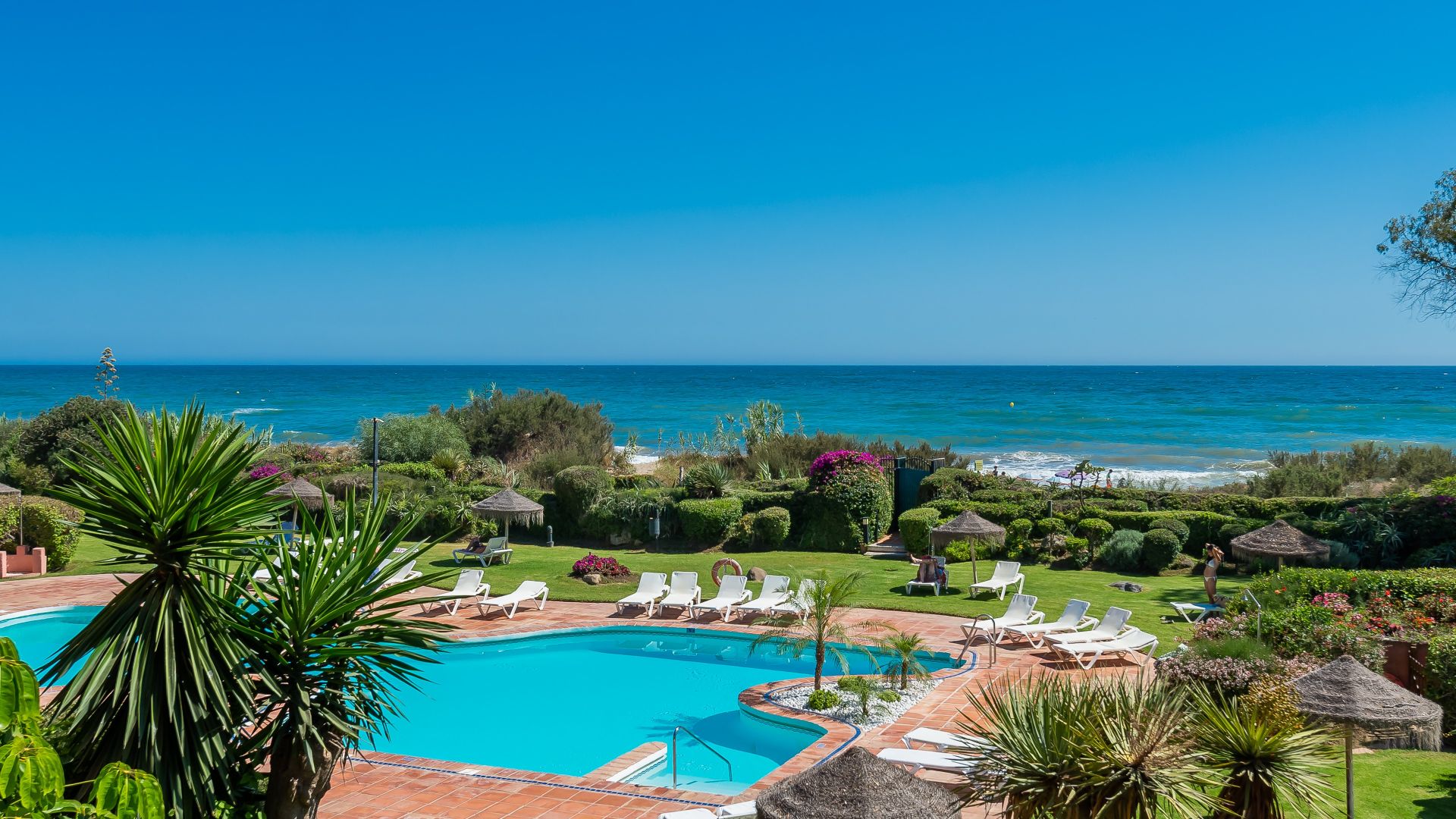 Splendid apartment on the beachfront with sea views | Engel & Völkers Marbella