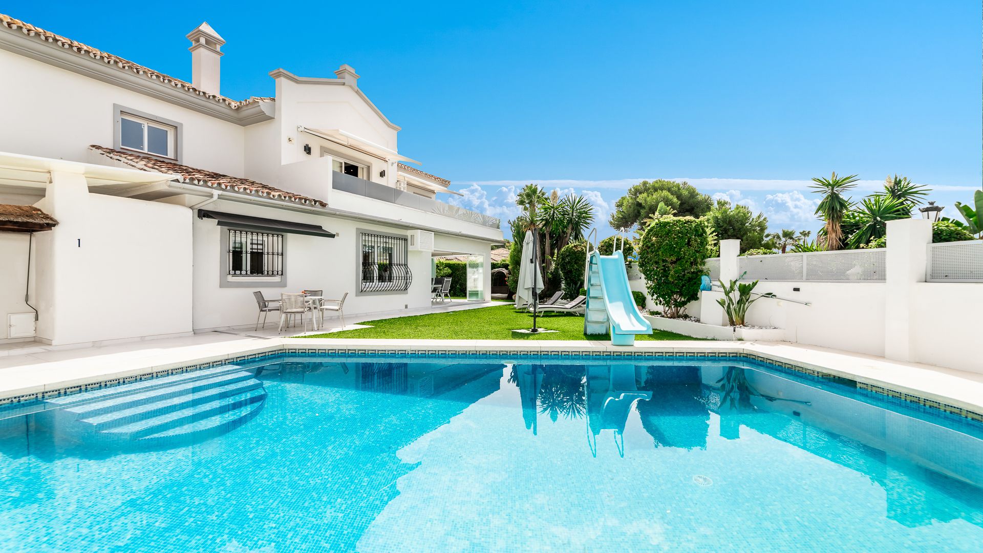 Charming villa in Los Monteros a few metres from the beach | Engel & Völkers Marbella
