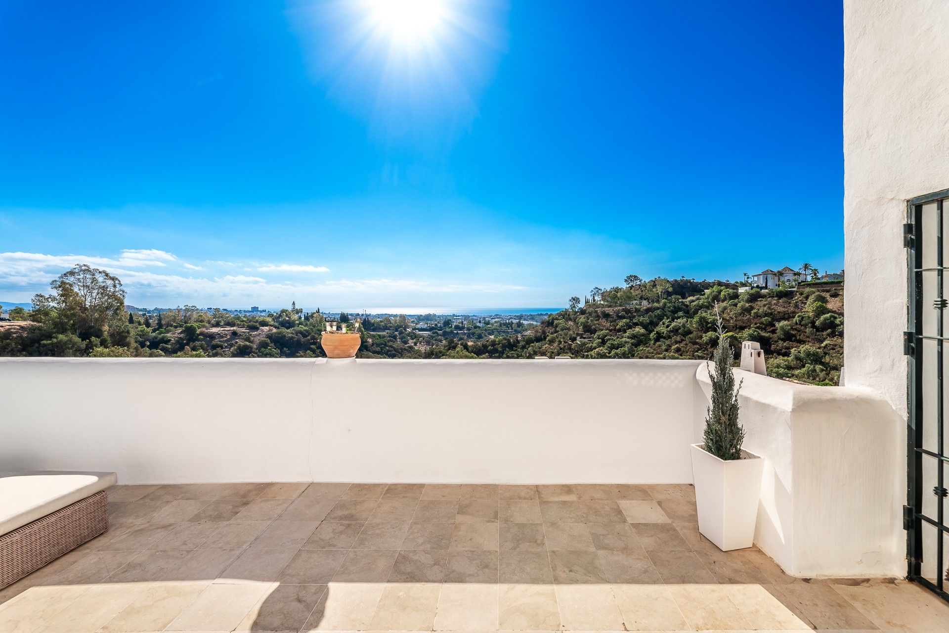 Puerto de Almendro: Spacious apartment with breathtaking views | Engel & Völkers Marbella