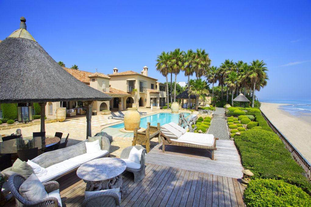Frontline beach villa in Los Monteros | Engel & Völkers Marbella