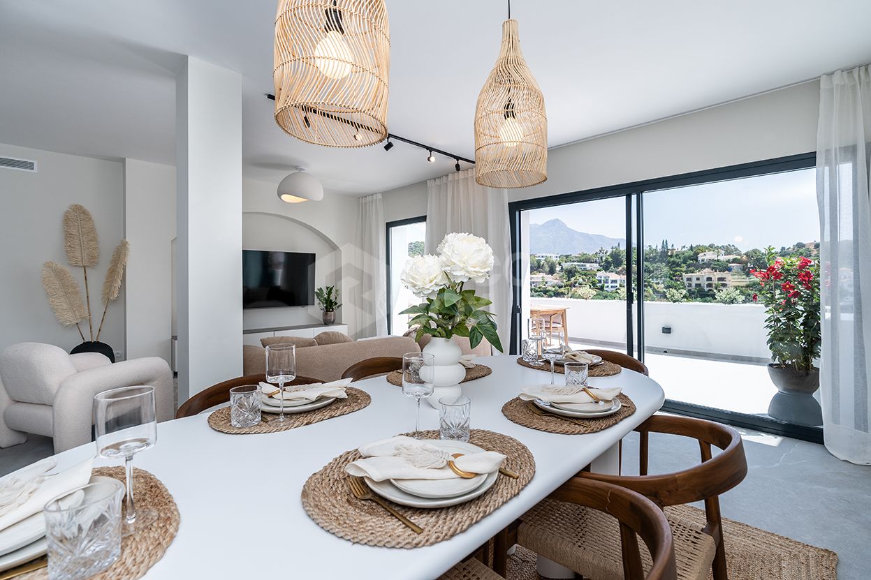 Fully refurbished spacious golf apartment with sea, golf and mountain views in La Quinta Golf, Benahavis