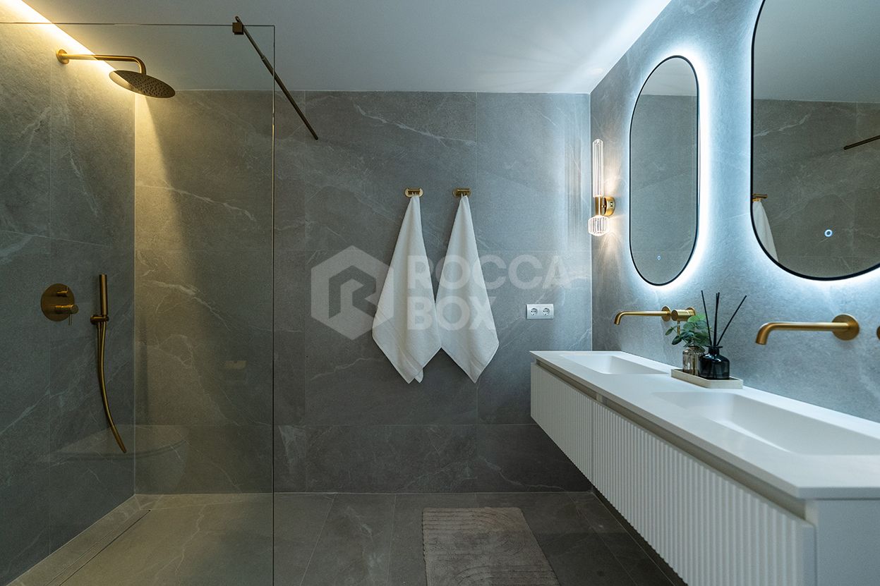 Fully refurbished spacious golf apartment with sea, golf and mountain views in La Quinta Golf, Benahavis