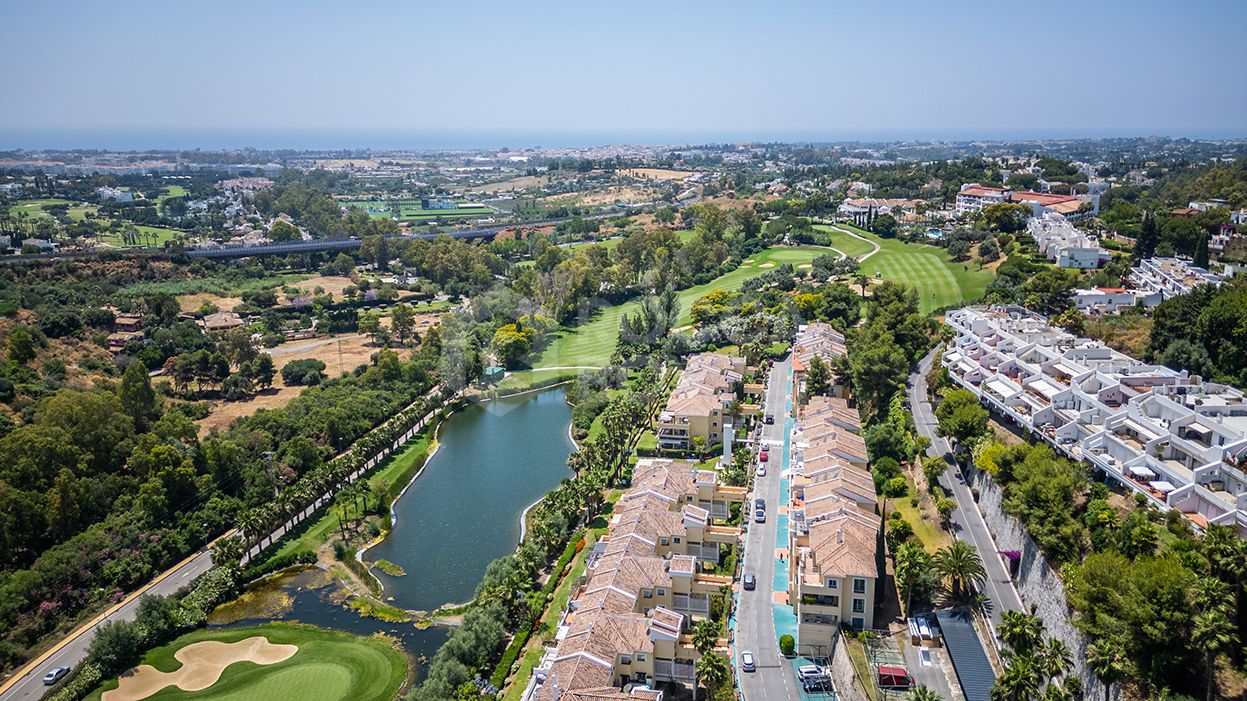 Fully refurbished spacious golf apartment with sea, golf and mountain views in La Quinta Golf, Benahavis