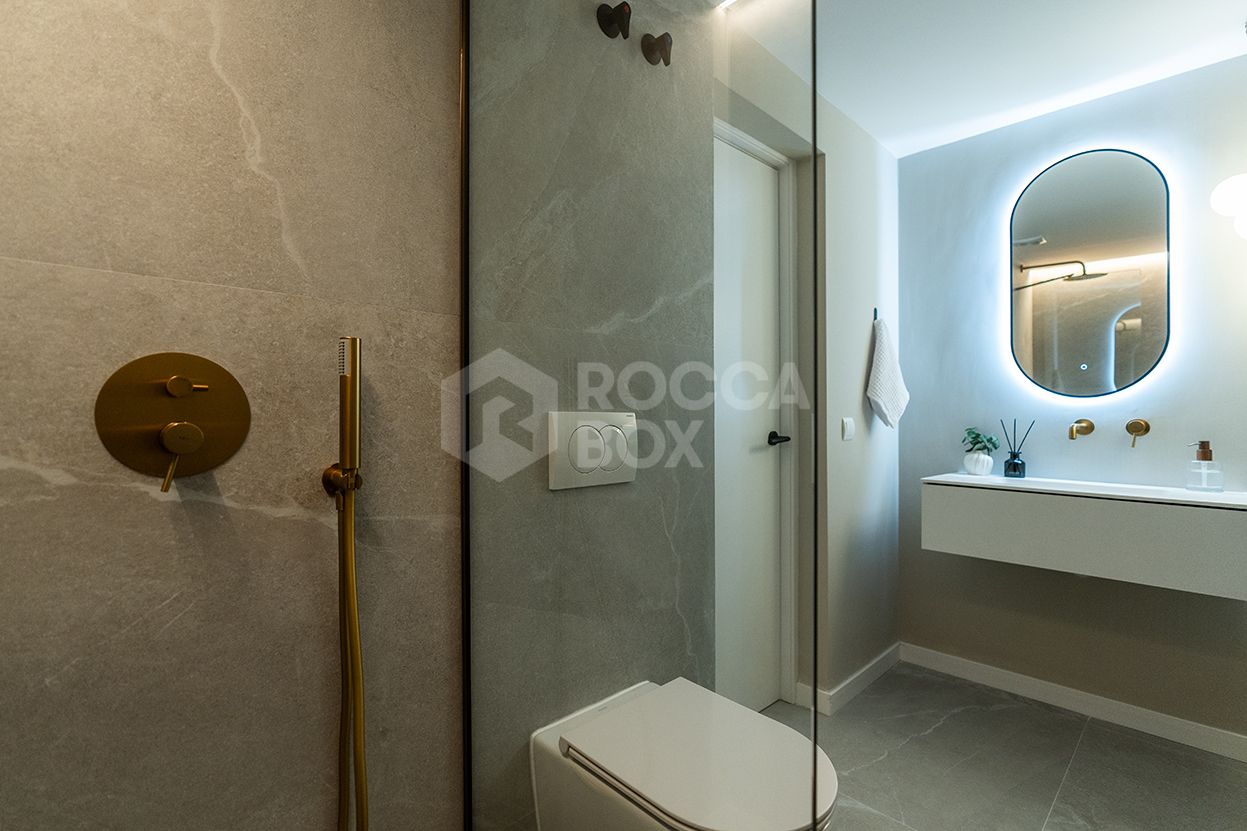 Fully refurbished spacious golf apartment with sea, golf and mountain views in La Quinta Golf, Benahavis