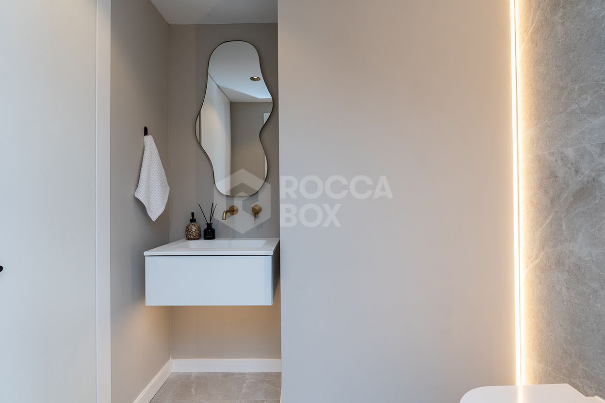 Fully refurbished spacious golf apartment with sea, golf and mountain views in La Quinta Golf, Benahavis