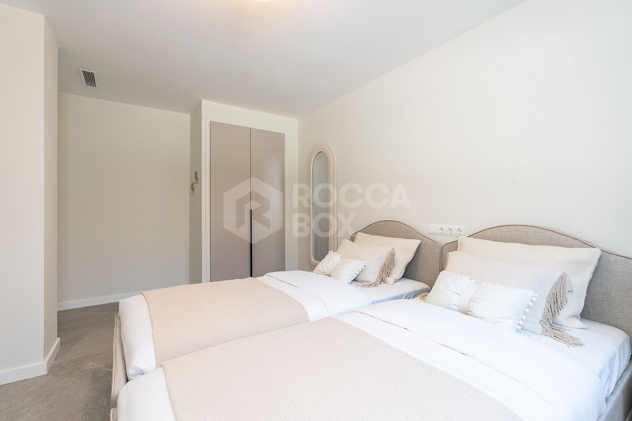Fully refurbished spacious golf apartment with sea, golf and mountain views in La Quinta Golf, Benahavis