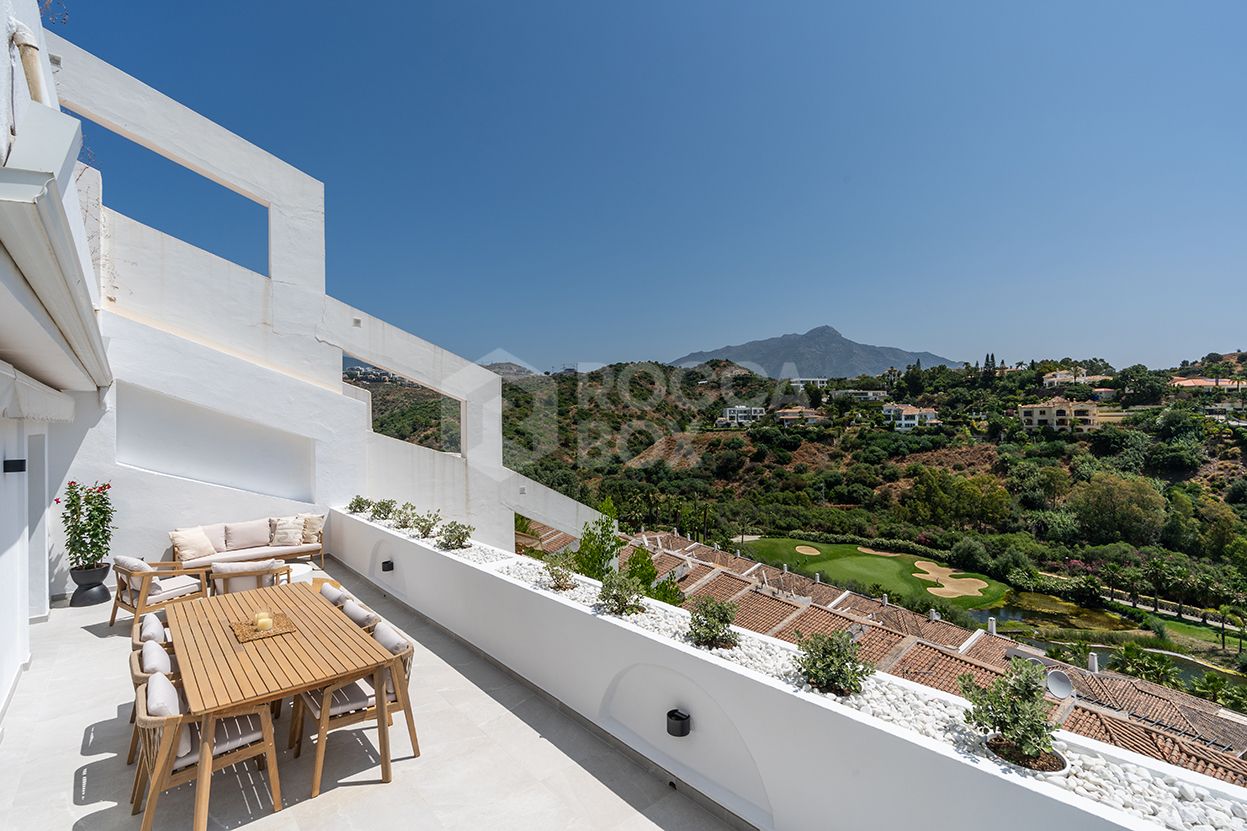 Fully refurbished spacious golf apartment with sea, golf and mountain views in La Quinta Golf, Benahavis