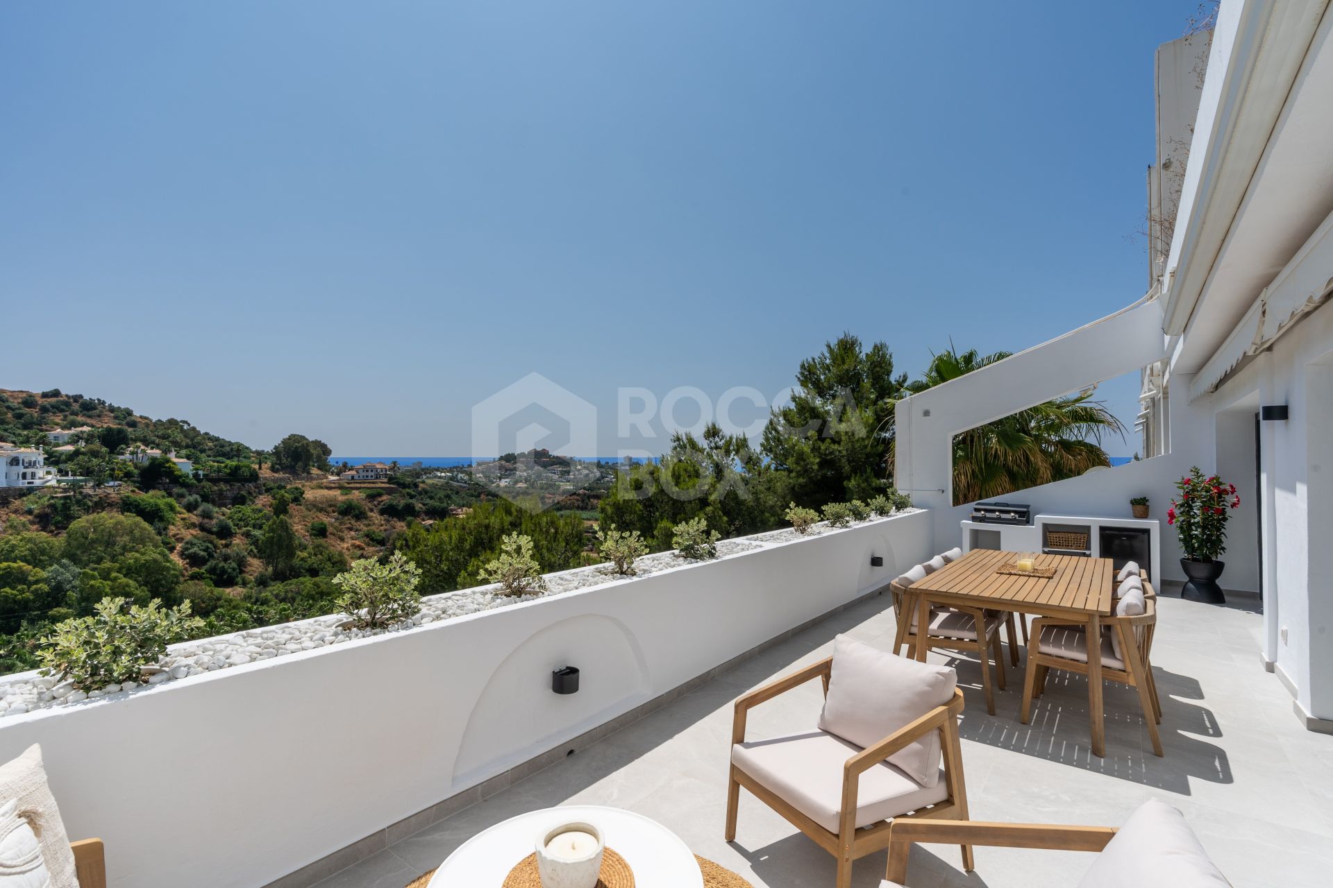 Fully refurbished spacious golf apartment with sea, golf and mountain views in La Quinta Golf, Benahavis