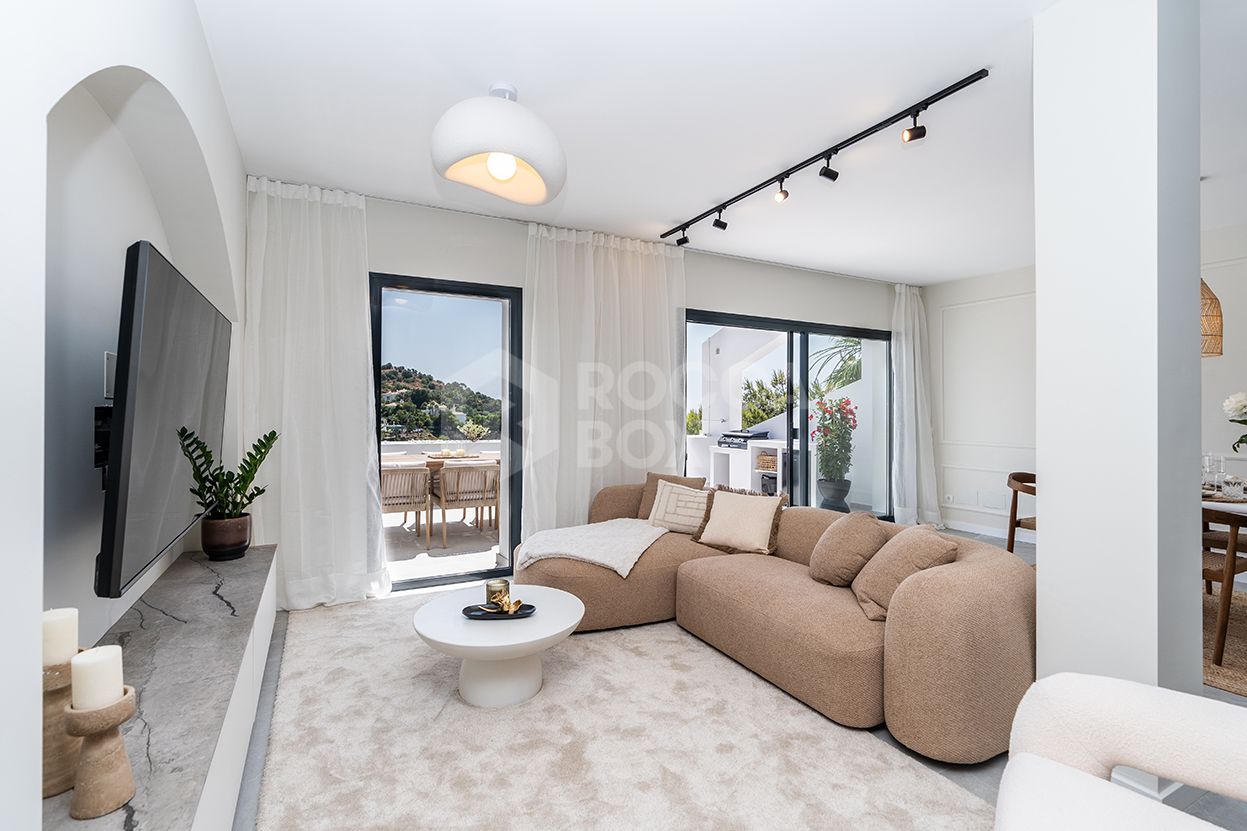 Fully refurbished spacious golf apartment with sea, golf and mountain views in La Quinta Golf, Benahavis