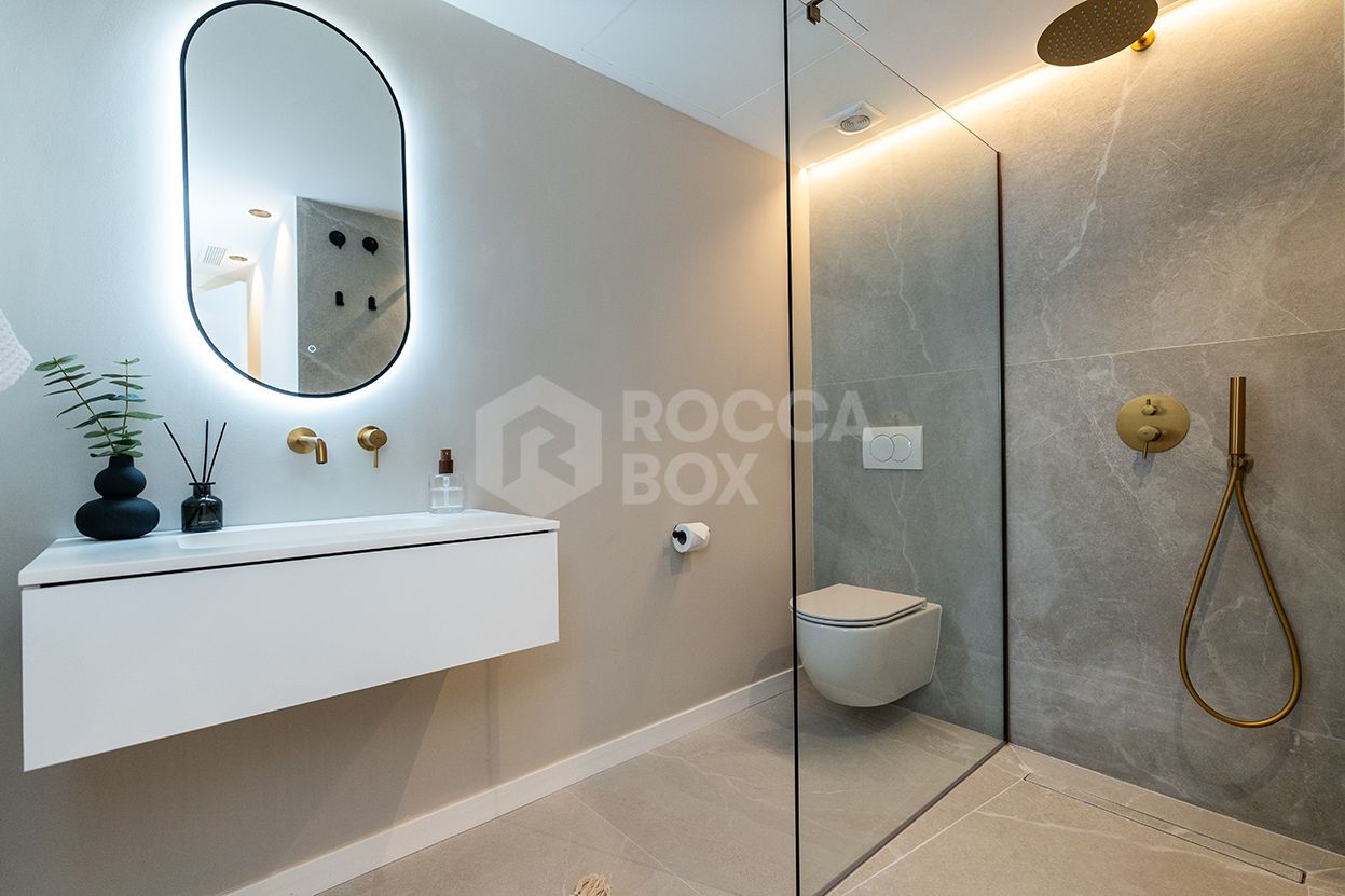 Fully refurbished spacious golf apartment with sea, golf and mountain views in La Quinta Golf, Benahavis