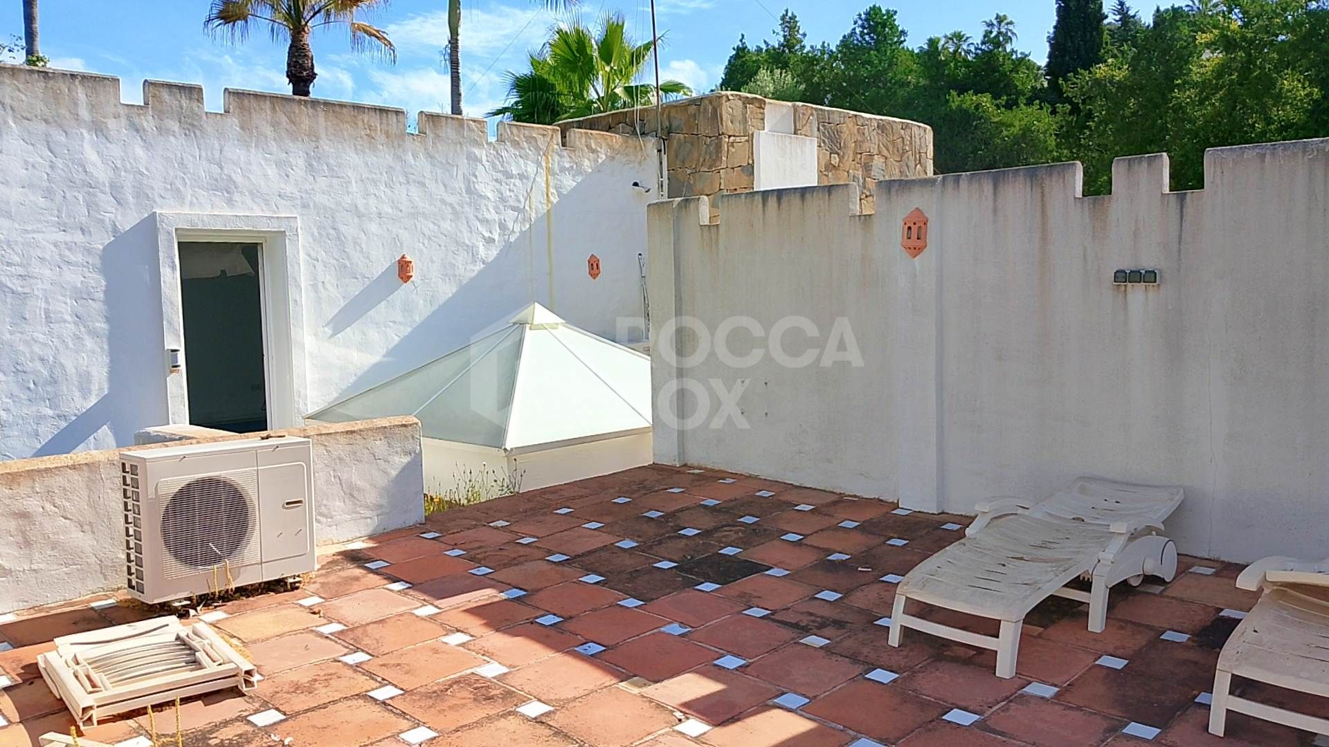 Spacious property for renovation in El Paraiso Medio , Estepona East