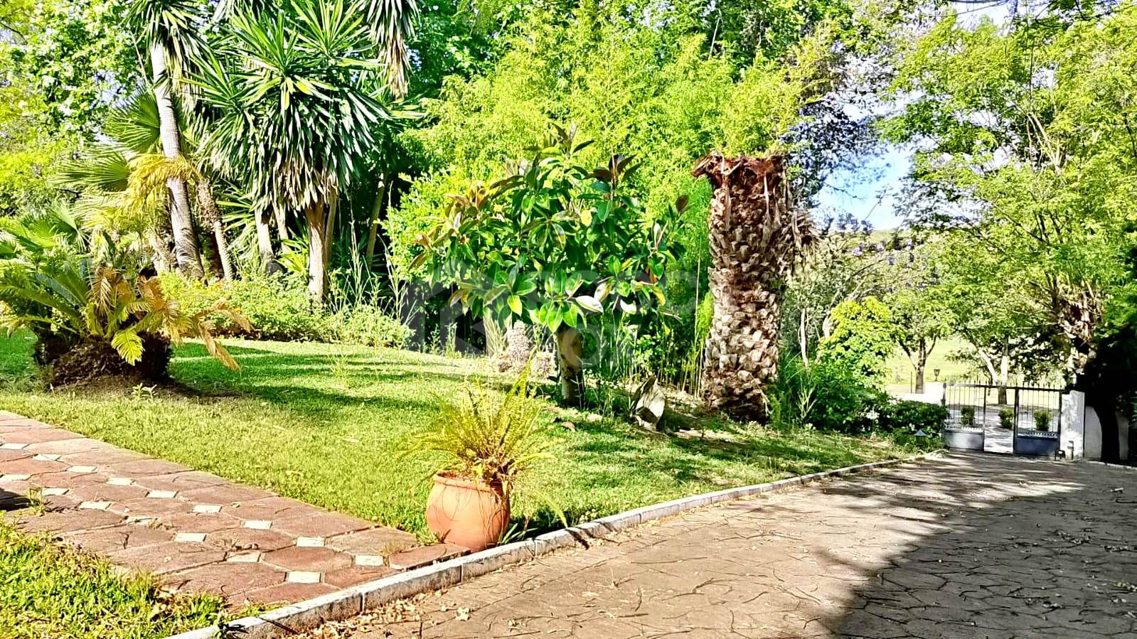 Spacious property for renovation in El Paraiso Medio , Estepona East