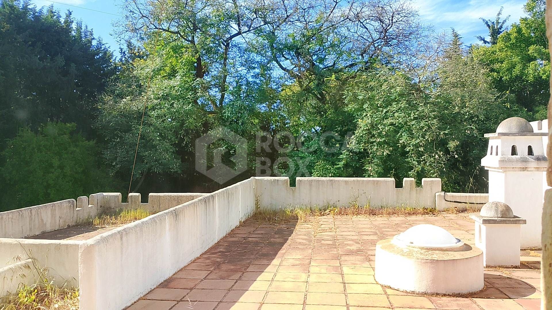 Spacious property for renovation in El Paraiso Medio , Estepona East