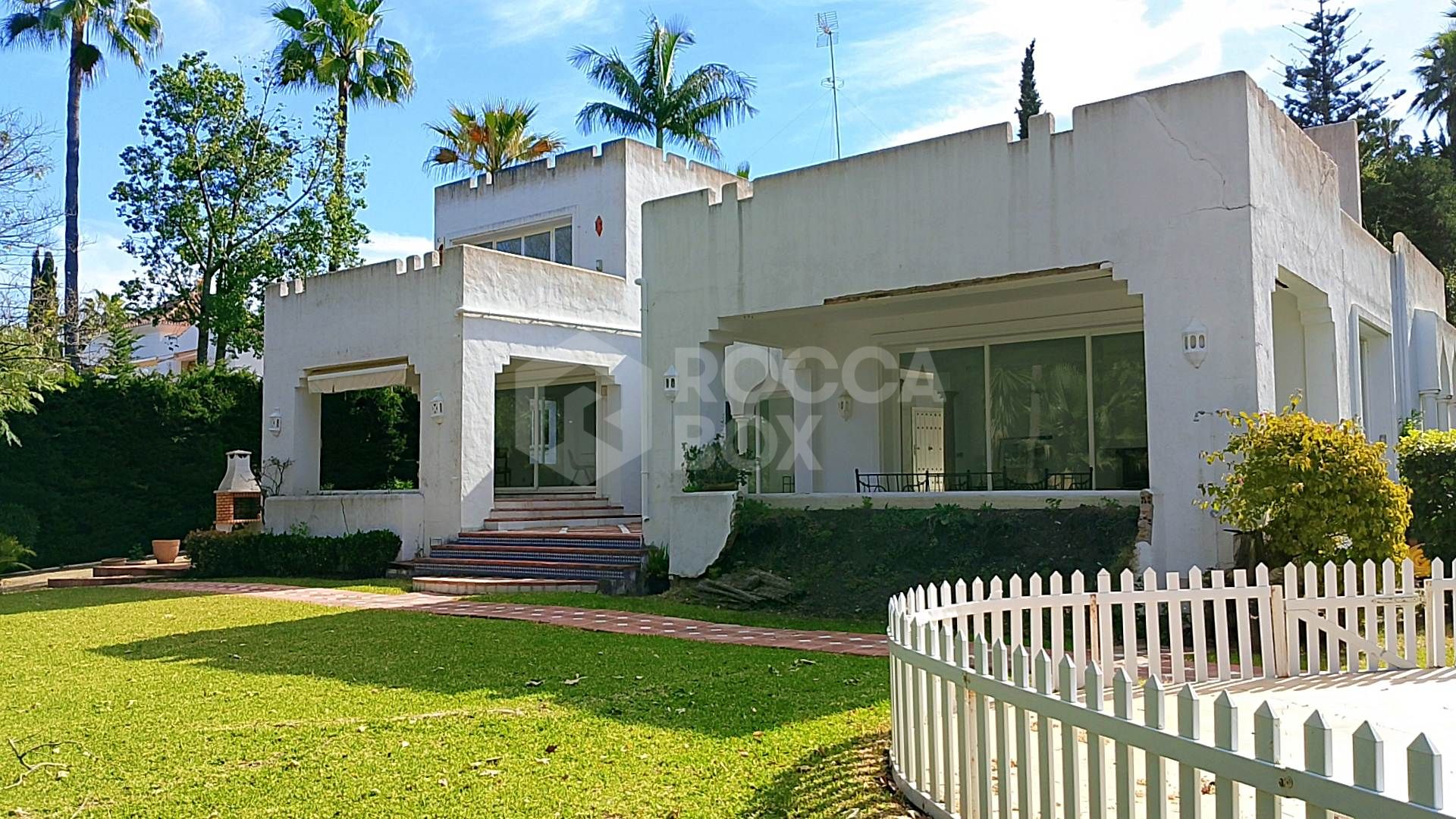 Spacious property for renovation in El Paraiso Medio , Estepona East