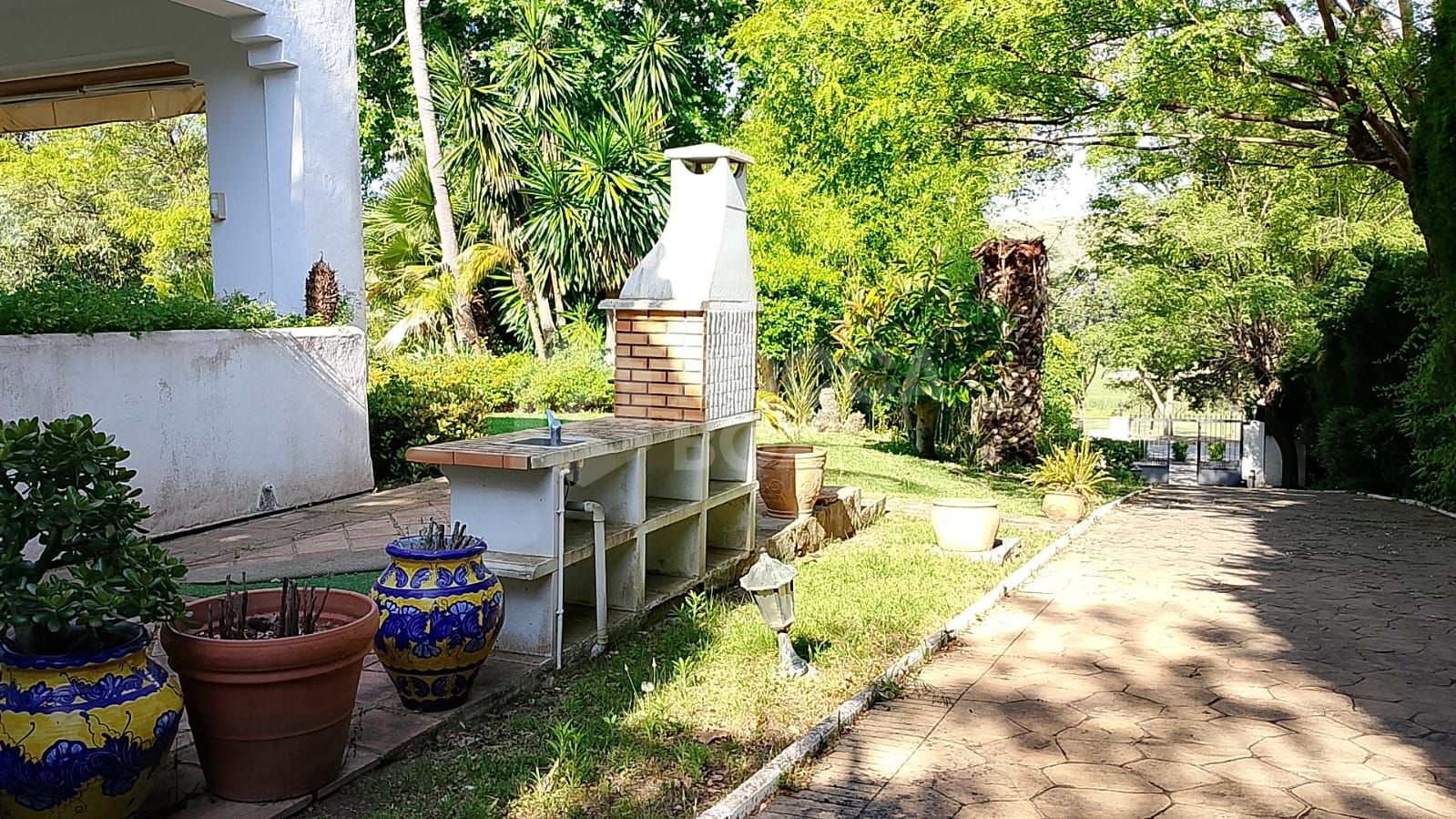 Spacious property for renovation in El Paraiso Medio , Estepona East