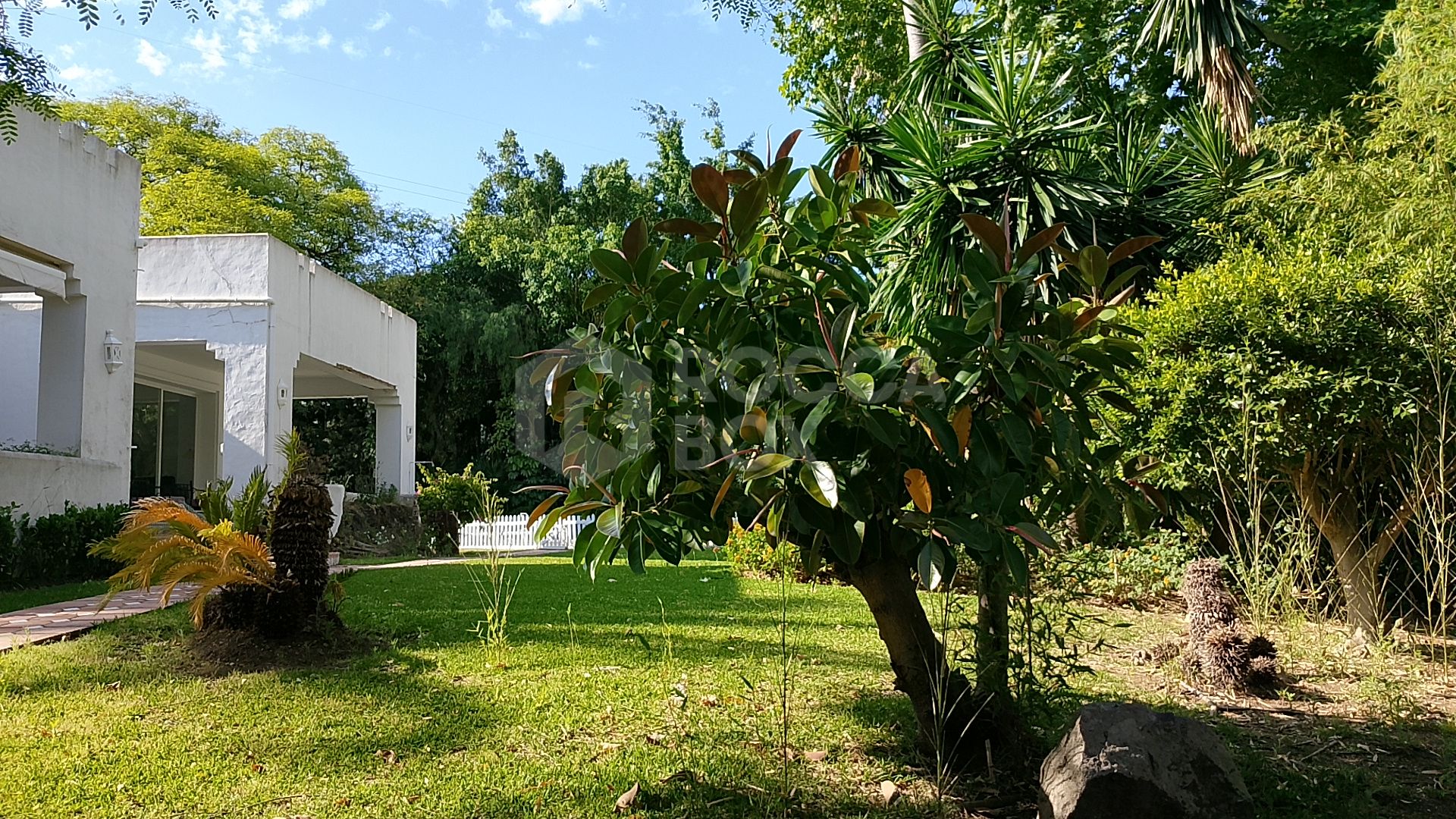 Spacious property for renovation in El Paraiso Medio , Estepona East