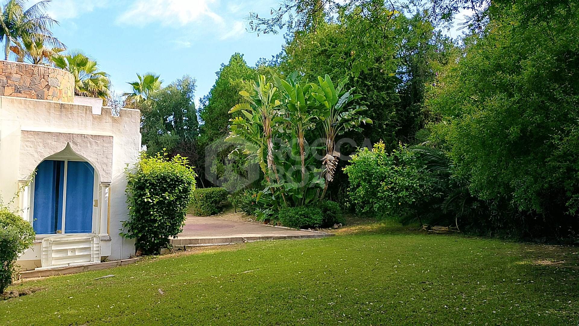 Spacious property for renovation in El Paraiso Medio , Estepona East