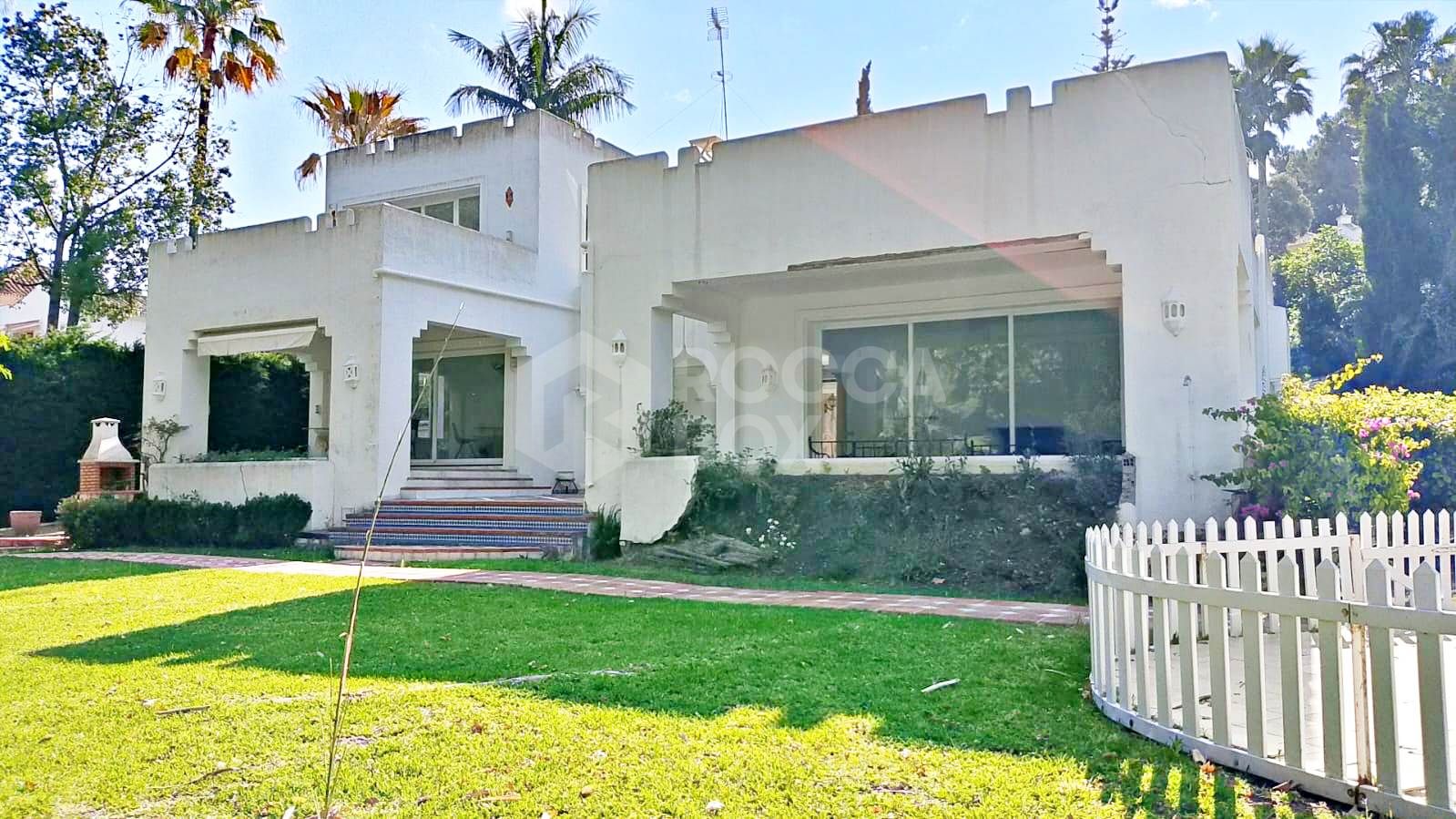 Spacious property for renovation in El Paraiso Medio , Estepona East