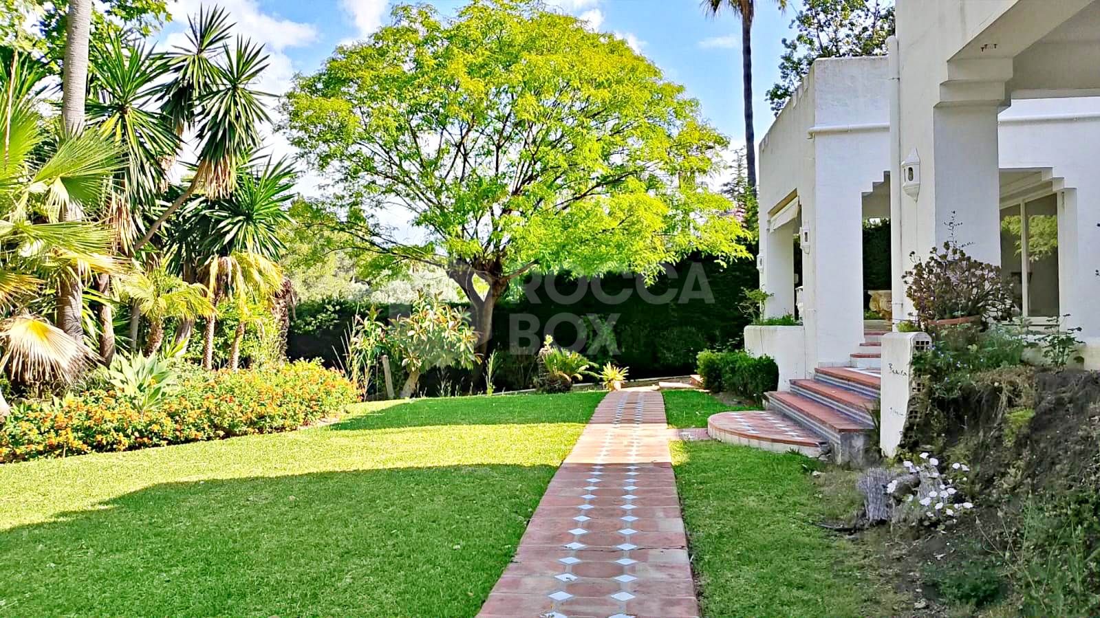 Spacious property for renovation in El Paraiso Medio , Estepona East