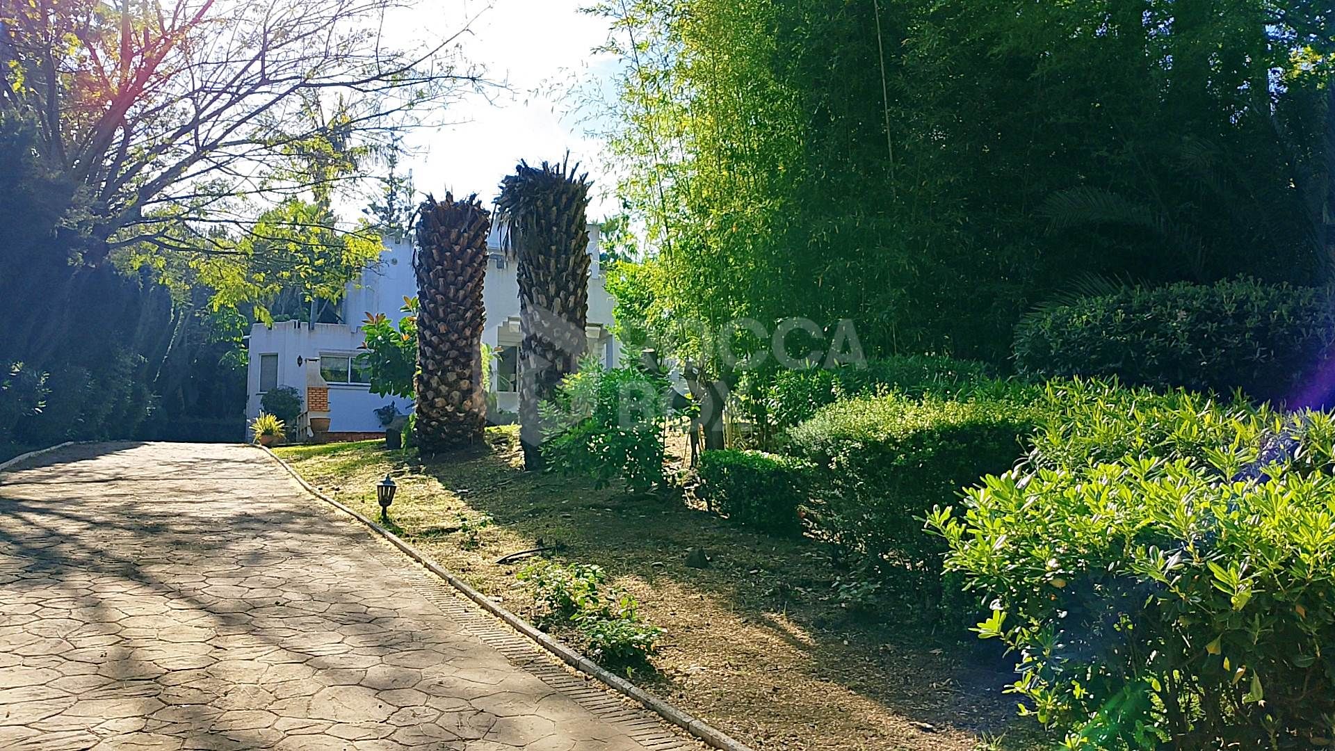 Spacious property for renovation in El Paraiso Medio , Estepona East