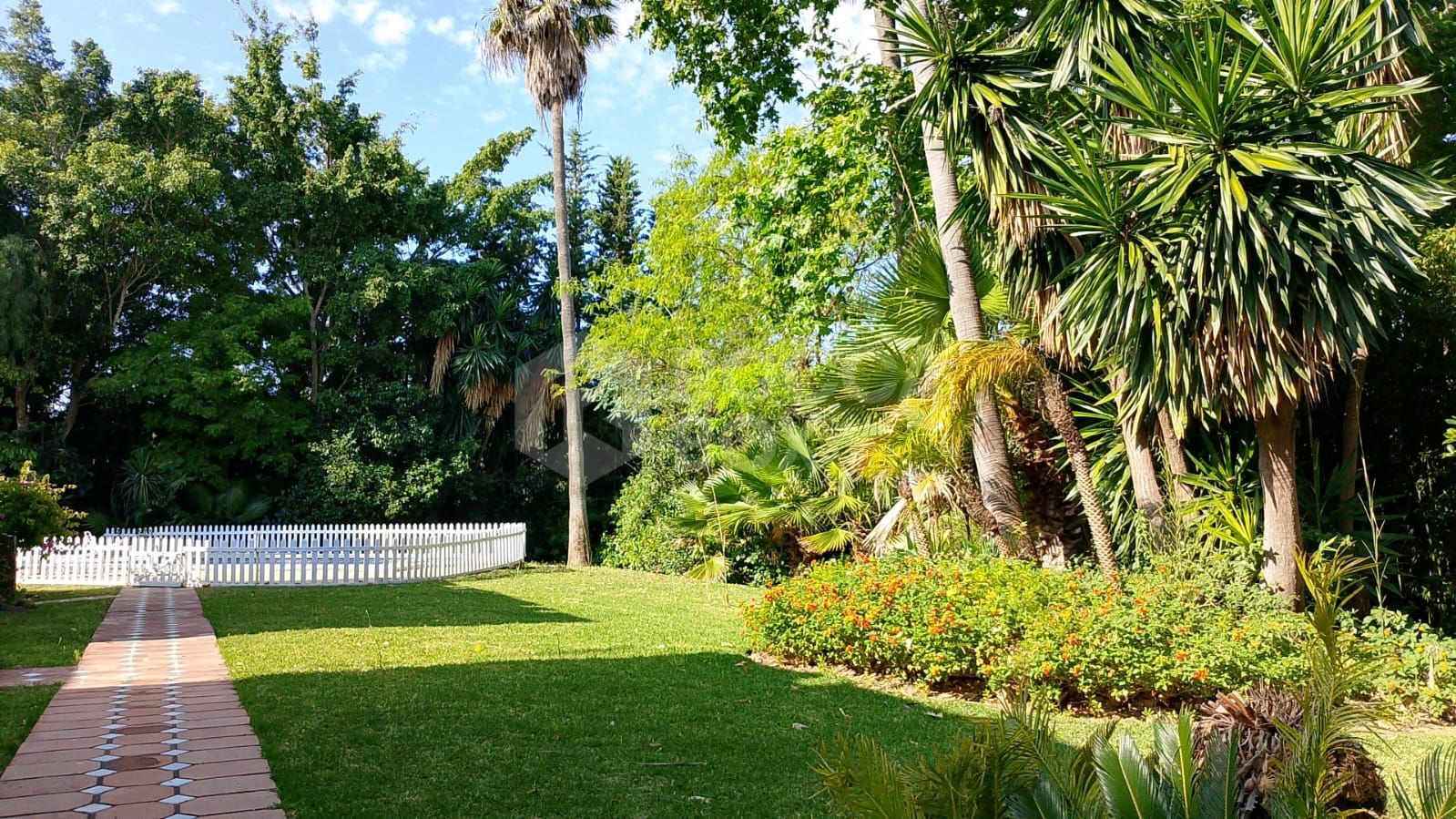Spacious property for renovation in El Paraiso Medio , Estepona East