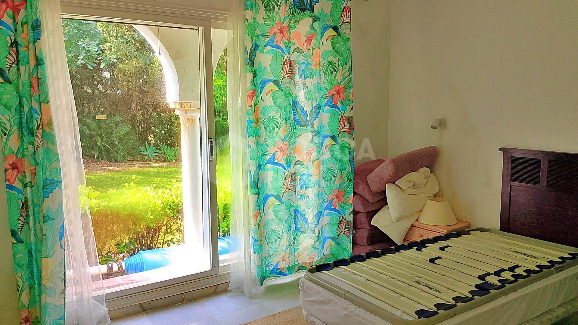 Spacious property for renovation in El Paraiso Medio , Estepona East