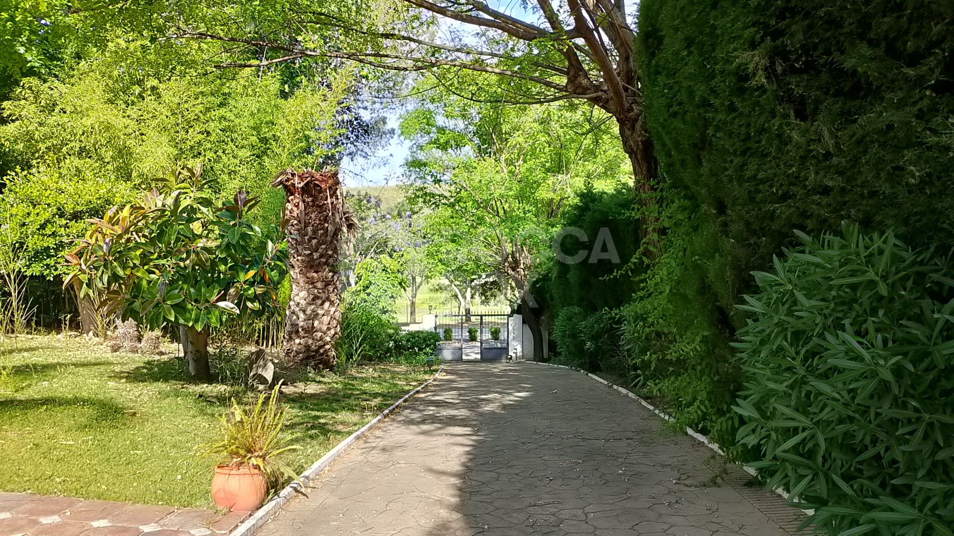 Spacious property for renovation in El Paraiso Medio , Estepona East