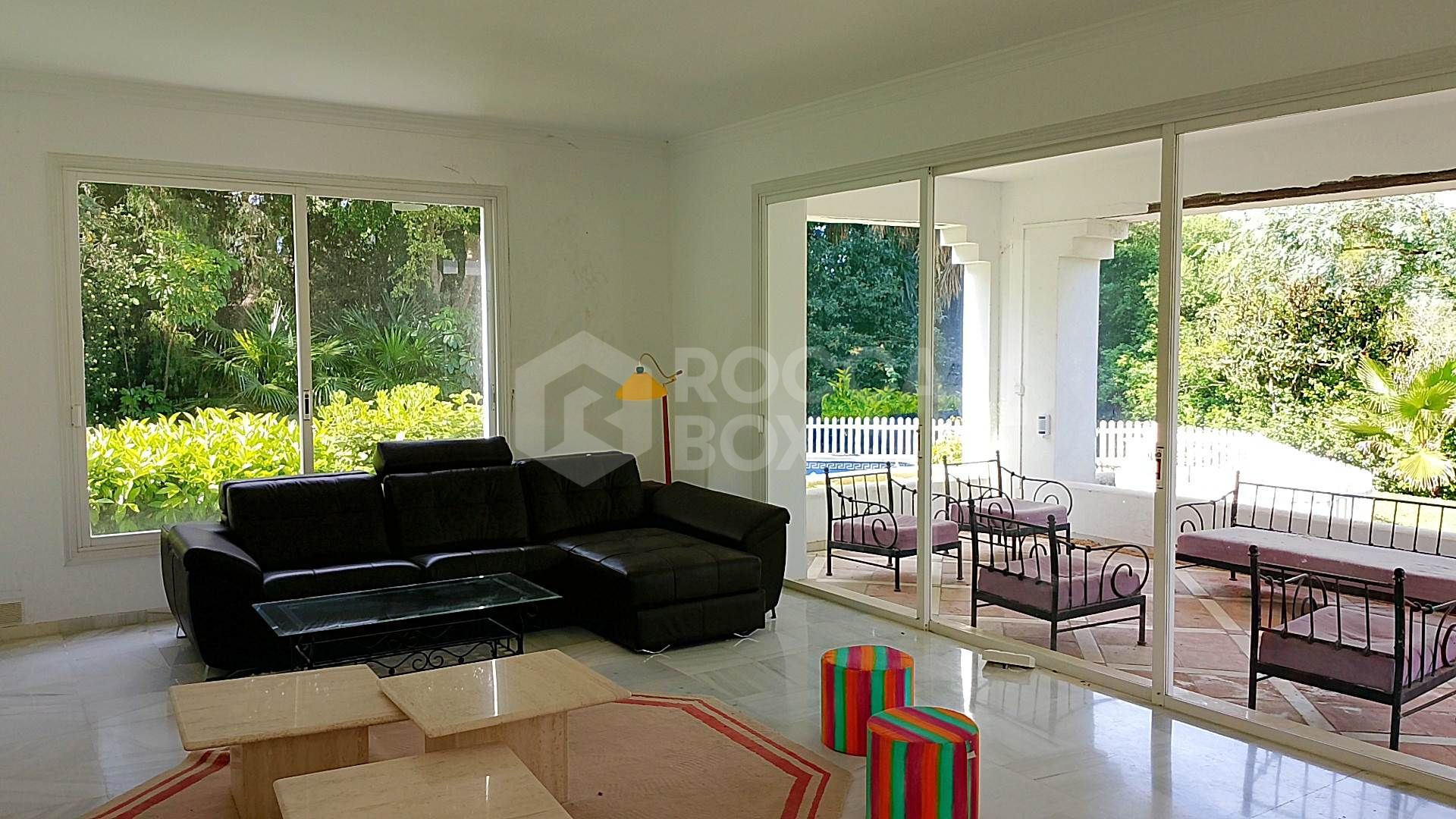 Spacious property for renovation in El Paraiso Medio , Estepona East