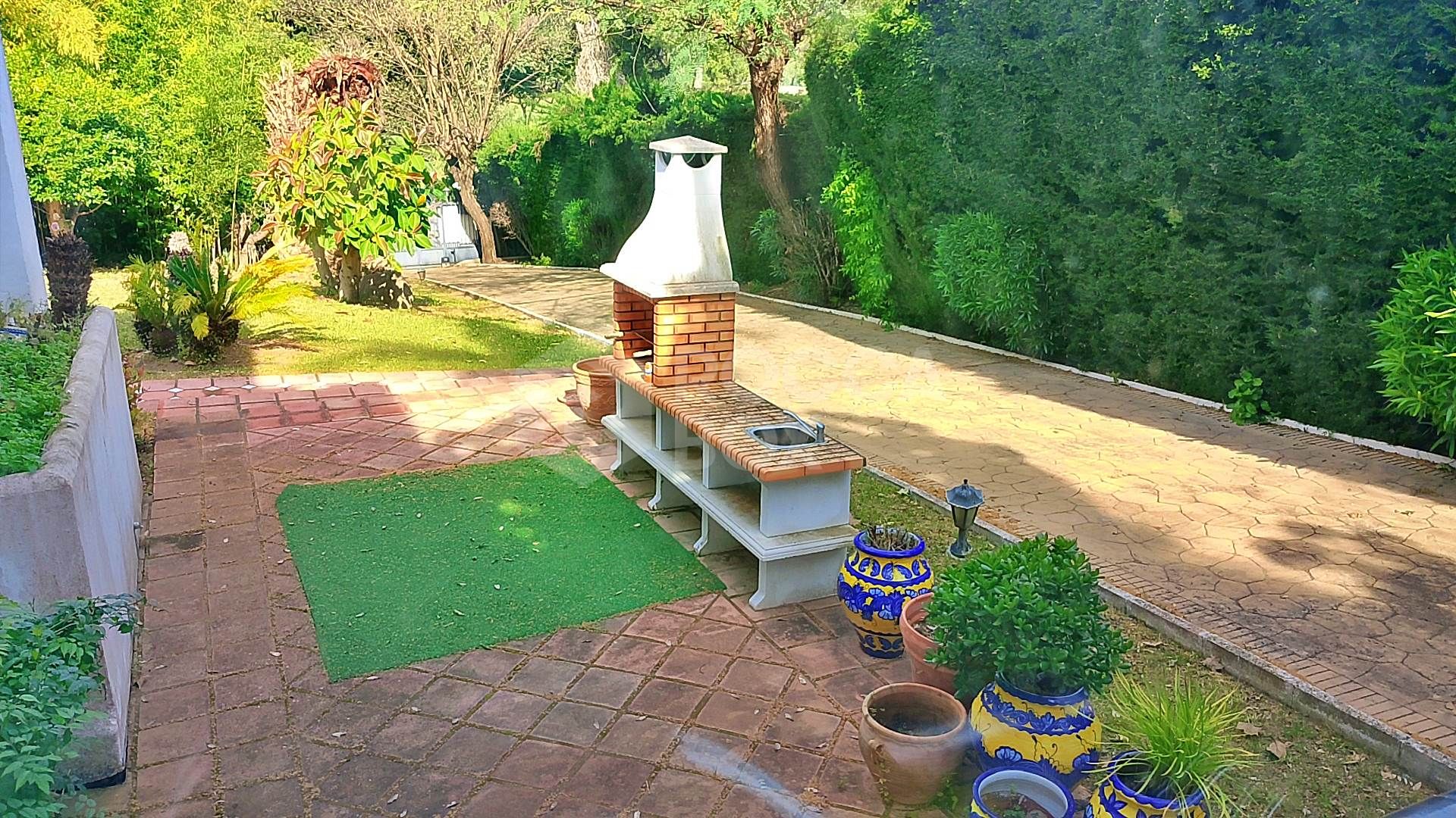 Spacious property for renovation in El Paraiso Medio , Estepona East