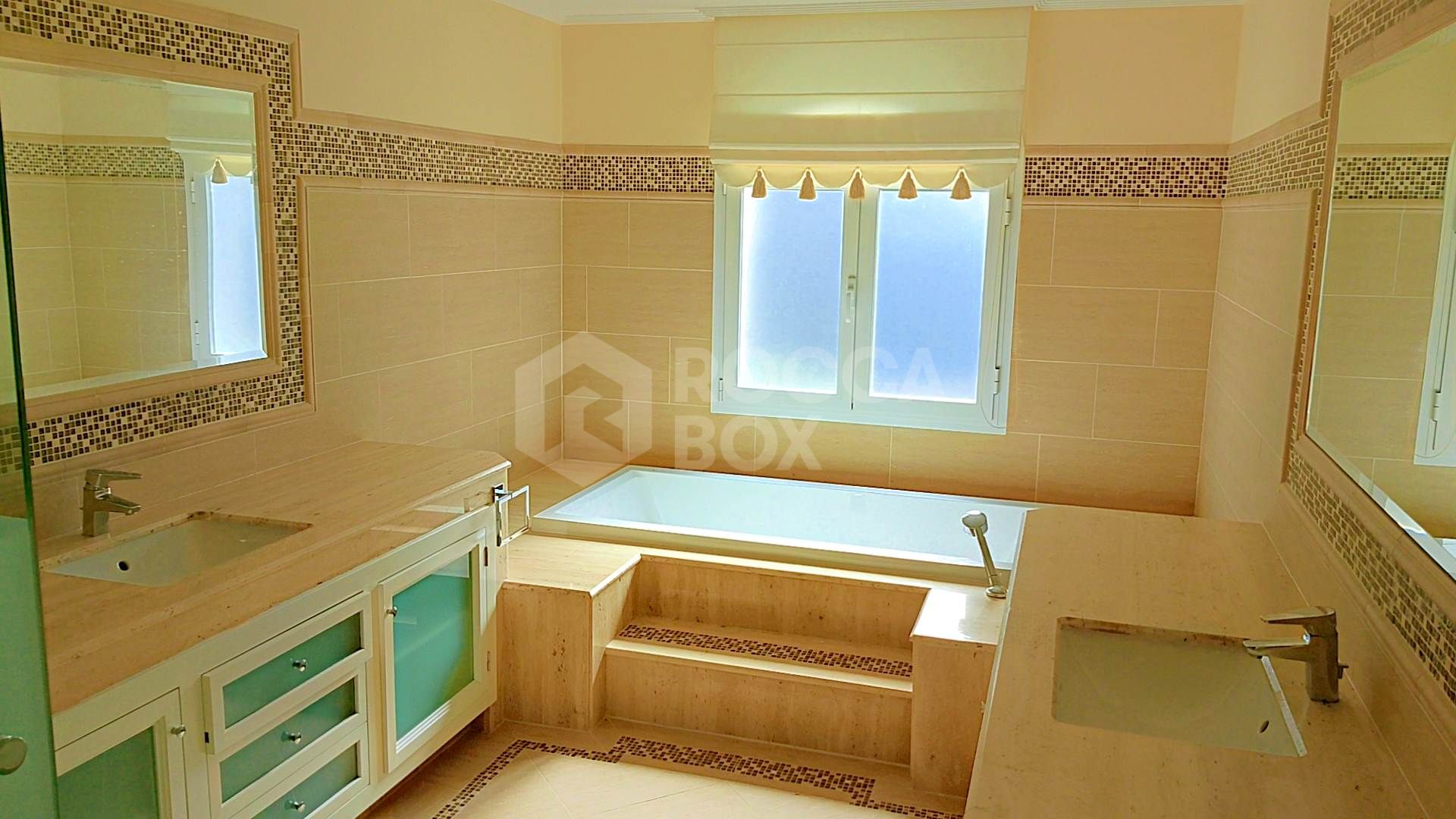 Spacious property for renovation in El Paraiso Medio , Estepona East