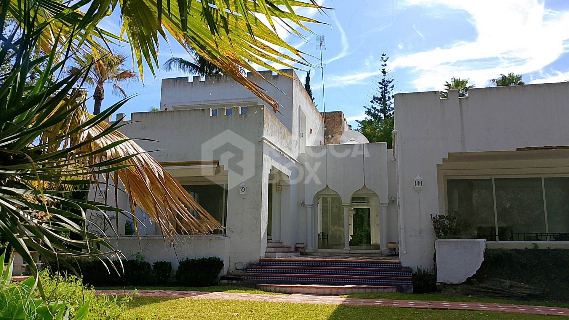 Spacious property for renovation in El Paraiso Medio , Estepona East