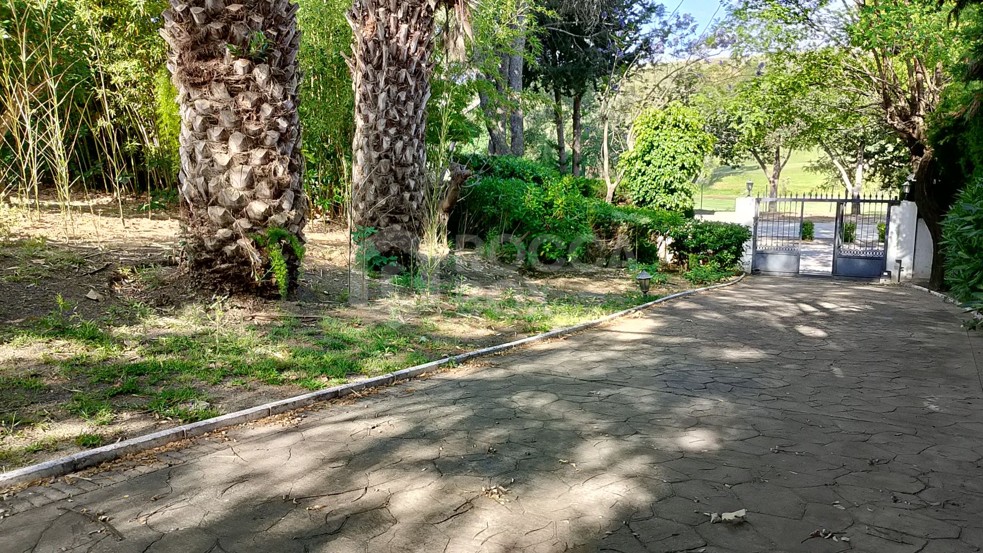 Spacious property for renovation in El Paraiso Medio , Estepona East